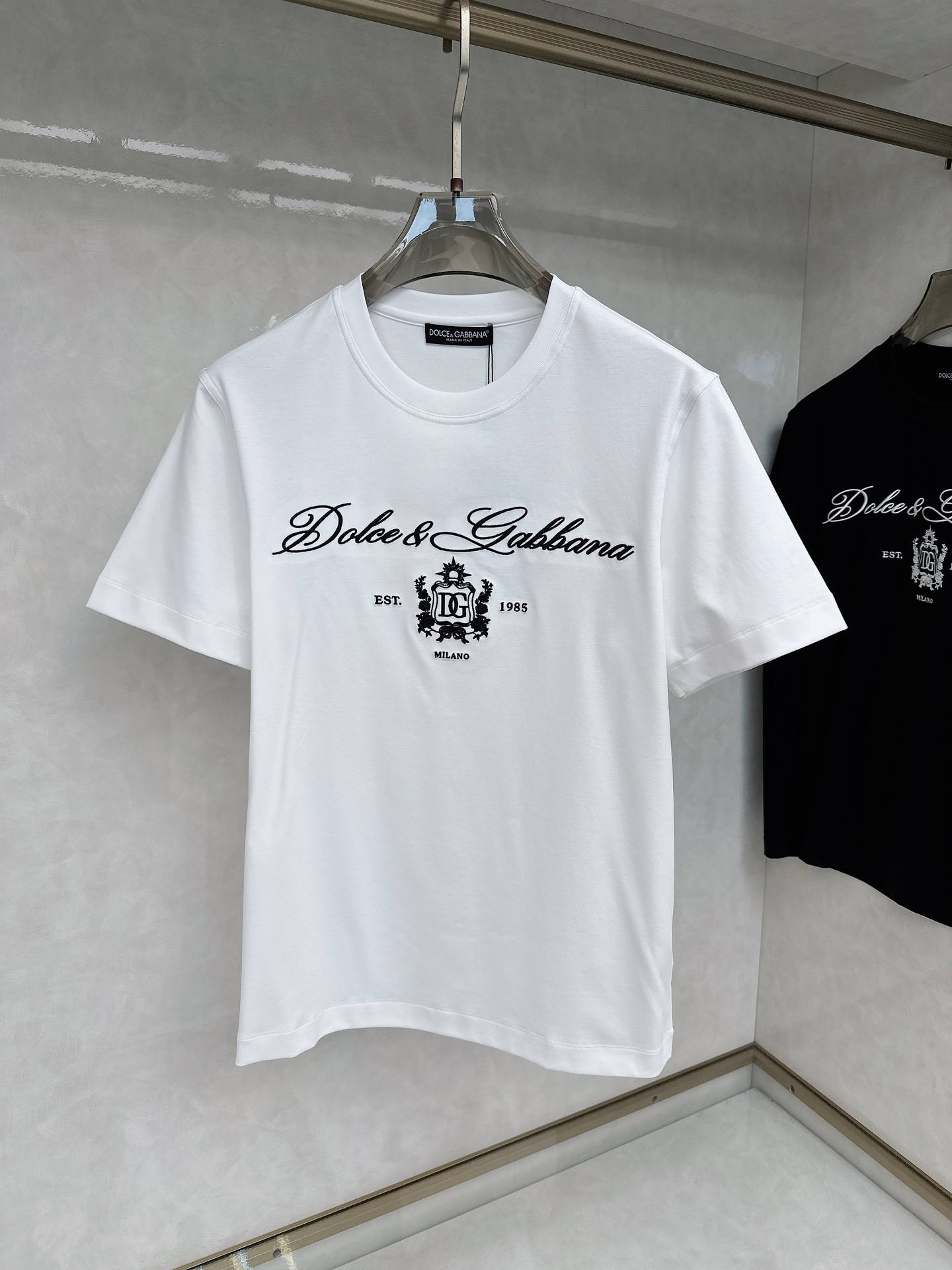  DG 2025春夏新款首发专柜最新款短袖圆领T恤 高端订制 设计前卫时尚！品牌logo重工艺设计 高端