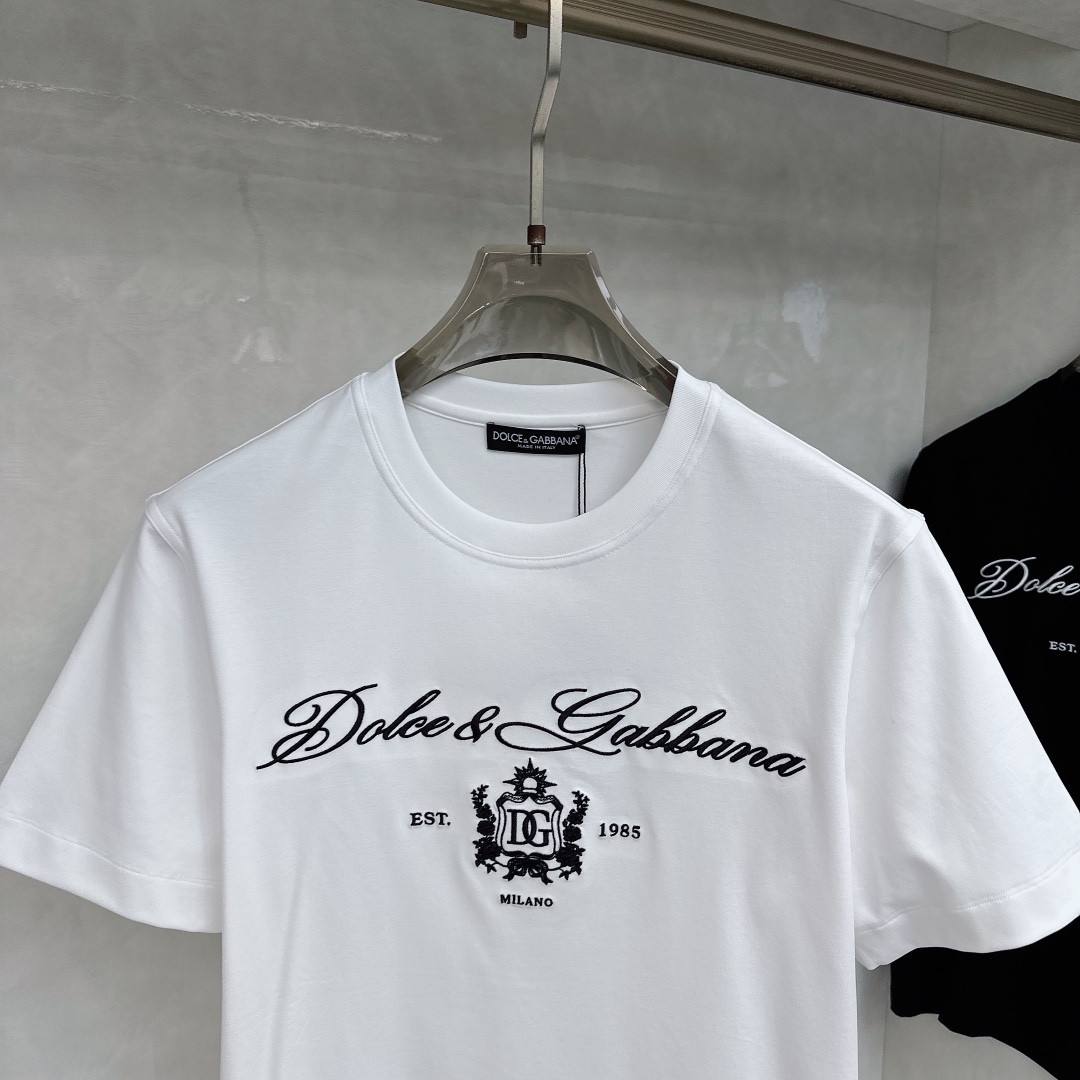  DG 2025春夏新款首发专柜最新款短袖圆领T恤 高端订制 设计前卫时尚！品牌logo重工艺设计 高端