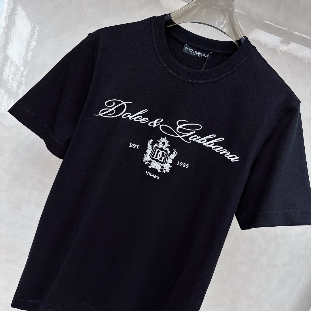  DG 2025春夏新款首发专柜最新款短袖圆领T恤 高端订制 设计前卫时尚！品牌logo重工艺设计 高端