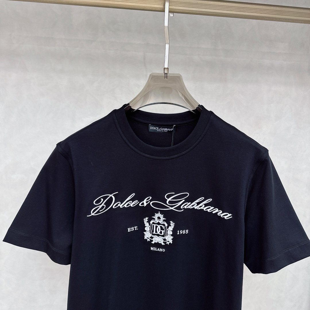  DG 2025春夏新款首发专柜最新款短袖圆领T恤 高端订制 设计前卫时尚！品牌logo重工艺设计 高端