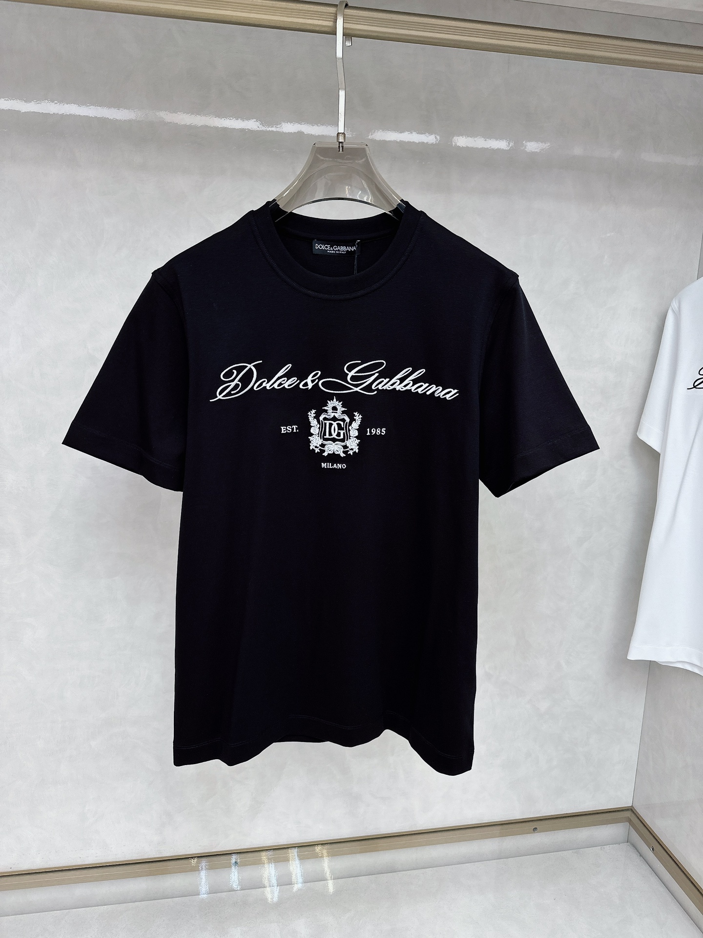  DG 2025春夏新款首发专柜最新款短袖圆领T恤 高端订制 设计前卫时尚！品牌logo重工艺设计 高端