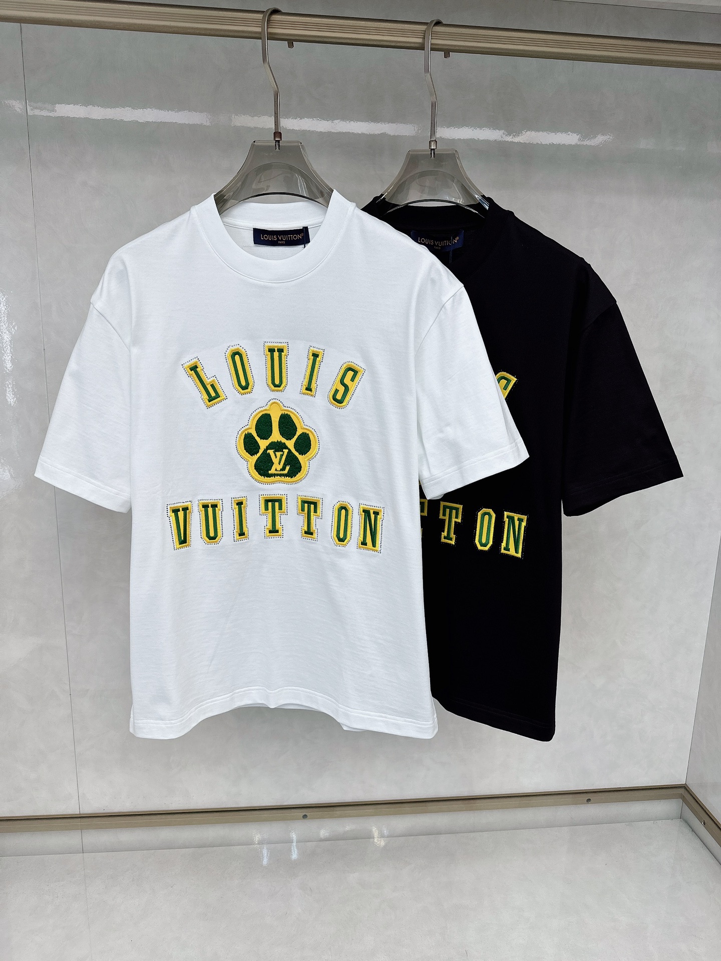  LV 2025春夏新款首发专柜最新款短袖圆领T恤 高端订制 设计前卫时尚！品牌logo重工艺设计 高端