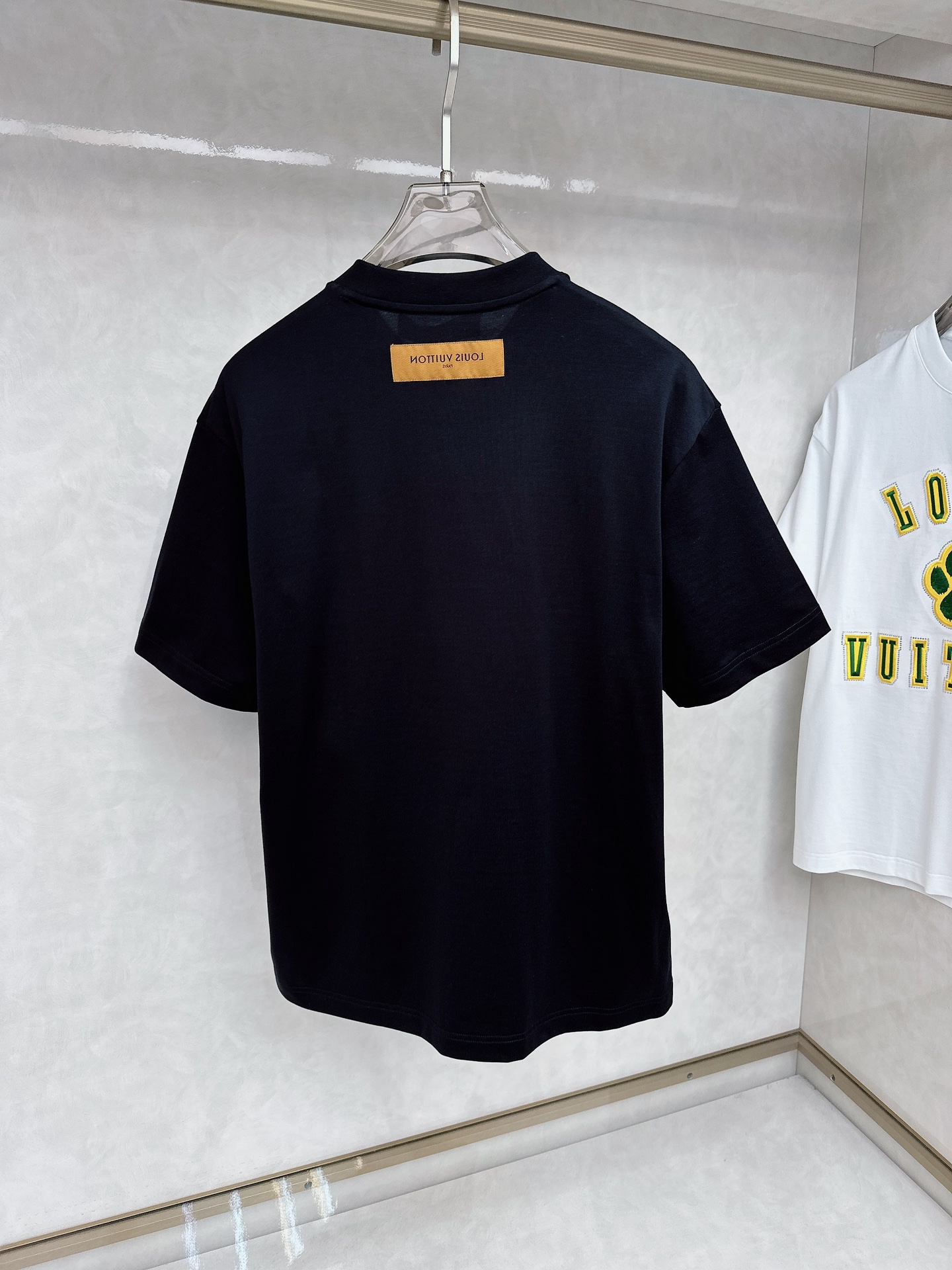  LV 2025春夏新款首发专柜最新款短袖圆领T恤 高端订制 设计前卫时尚！品牌logo重工艺设计 高端