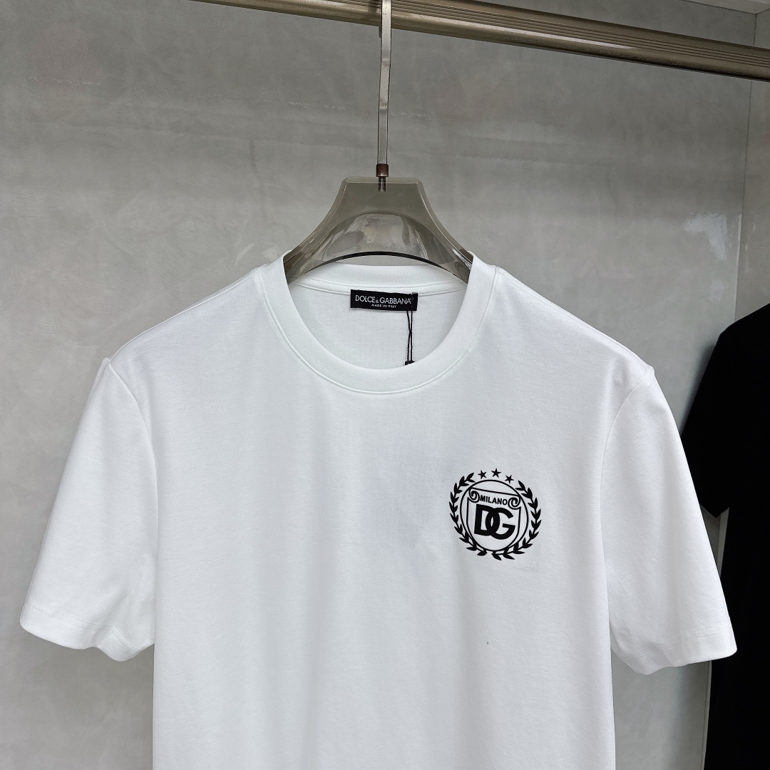  DG 2025春夏新款首发专柜最新款短袖圆领T恤 高端订制 设计前卫时尚！品牌logo重工艺设计 高端