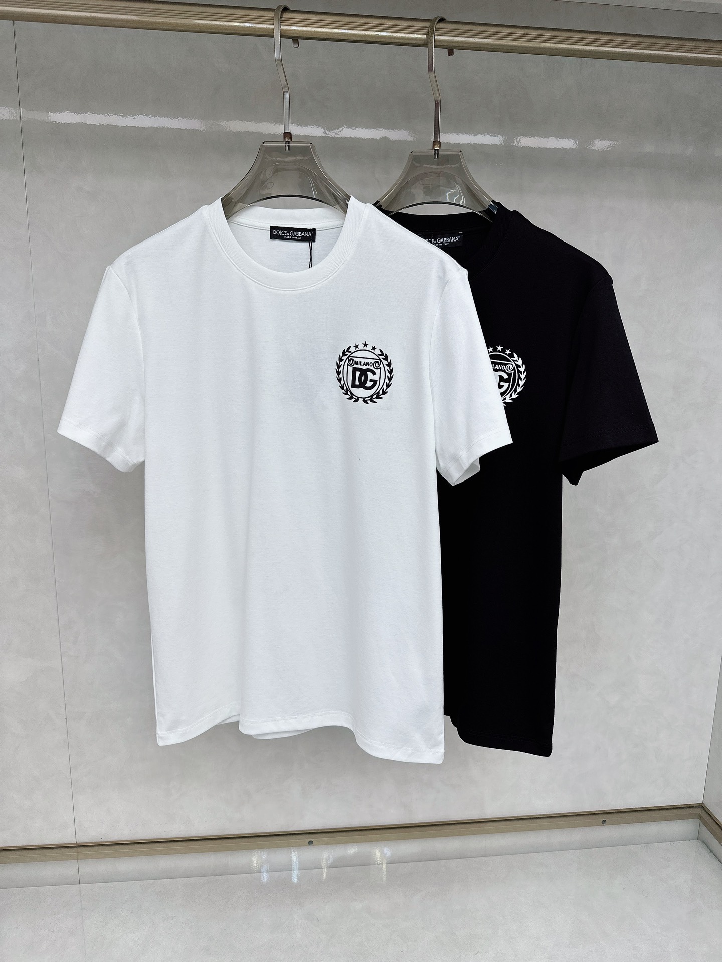  DG 2025春夏新款首发专柜最新款短袖圆领T恤 高端订制 设计前卫时尚！品牌logo重工艺设计 高端