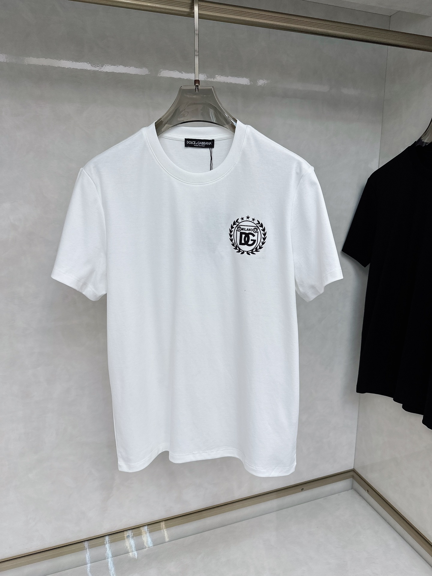  DG 2025春夏新款首发专柜最新款短袖圆领T恤 高端订制 设计前卫时尚！品牌logo重工艺设计 高端