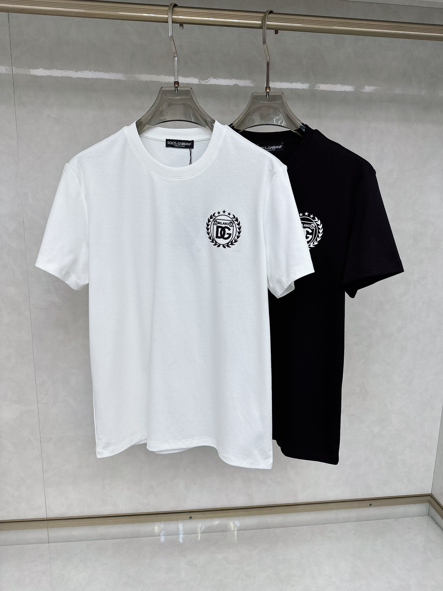  DG 2025春夏新款首发专柜最新款短袖圆领T恤 高端订制 设计前卫时尚！品牌logo重工艺设计 高端