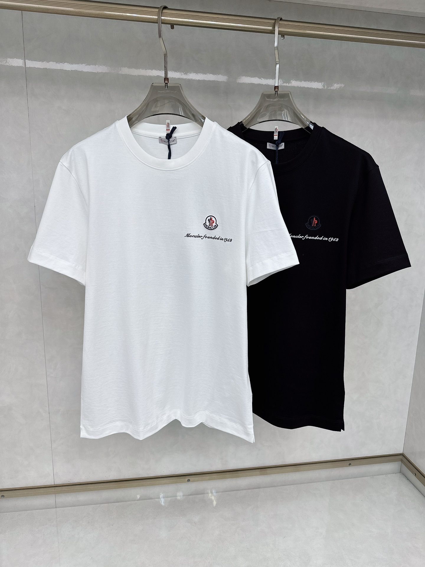 NO:117061,The new MONCLER 25SS model is 100% selected Xinjiang long velvet cotton fabric, three-dimensional cut, pure cotton material is soft and comfortable to wear, skin-friendly and breathable, and is washed without deformation. The details are all high-end. The MONCLER logo letter logo on the chest is embroidered with a red date logo on the back collar, and the classic embroidered wool logo on the side sleeves show the unique charm of the brand. Simple but not simple, and the visible texture must be a must-have item in your summer wardrobe!  Color black and white code number M-3XL, christian louboutin, Moncler, alexander wang19860909蒙口 MONCLER 25SS新款 精选百分之百新疆长绒棉面料,立体裁剪,纯棉材质穿在身上柔软舒适,亲肤透气,水洗不变形, 细节之处尽显高级, 胸前MONCLER标志字母logo贴布绣花,后领织唛红色打枣logo,侧袖经典刺绣羊毛标,彰显品牌独特魅力.简约而不简单,看得见的质感一定是你夏日衣橱中的必备单品！ 颜色黑白 码数M-3XL,,christian louboutin,Moncler,alexander wang,Men's clothing