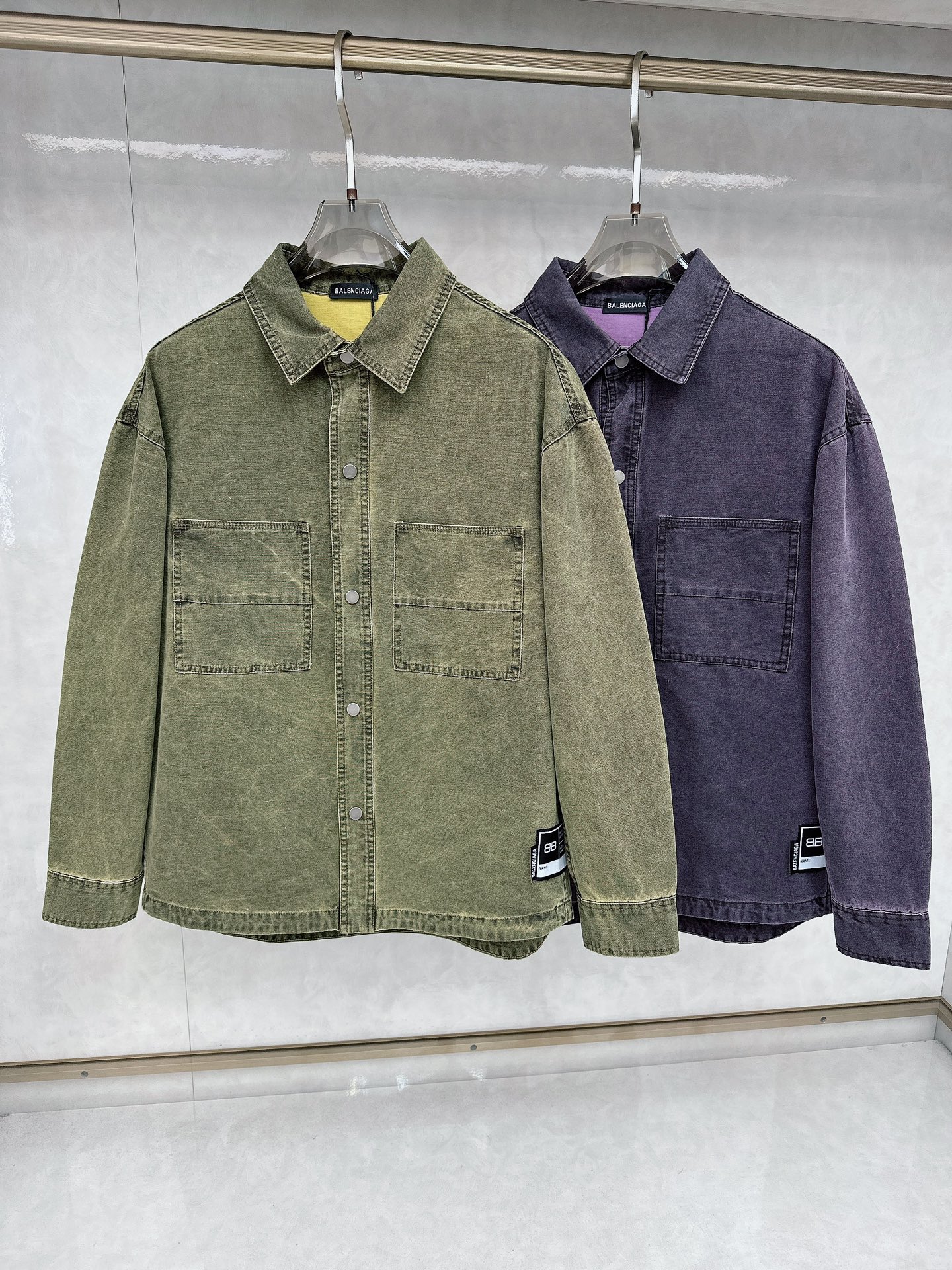 NO:117050,Balenciaga 2025SS early spring new denim jacket, made of pure cotton twill denim material, made of high-density equipment imported from Italy. The original embryo base does not contain spandex and has almost no elasticity, conveying the simplicity of the denim item itself. The ready-made garments must be washed with water before the keyhole can be performed in the back. By washing water and sand and gravel, it will form an old texture and the color is too natural. The washing process uses multiple processes such as refermentation, frying, horse spraying, etc. Size M-XXL, balenciaga, jackets & coats, alexander wang19860909巴黎世家 2025SS早春新款牛仔外套,纯棉斜纹丹宁材质,由意大利进口高密度器械制造.原胚底不含氨纶几乎无弹,传达牛仔单品本身的拙朴质感.成衣还要经过水洗脱浆后才可后道进行锁眼.通过洗水及砂石打磨,形成做旧质感,色泽过度自然,洗水工艺采用重酵洗炒花色,喷马等等多工艺结合.尺码M-XXL,,balenciaga,jackets & coats,alexander wang,Men's clothing