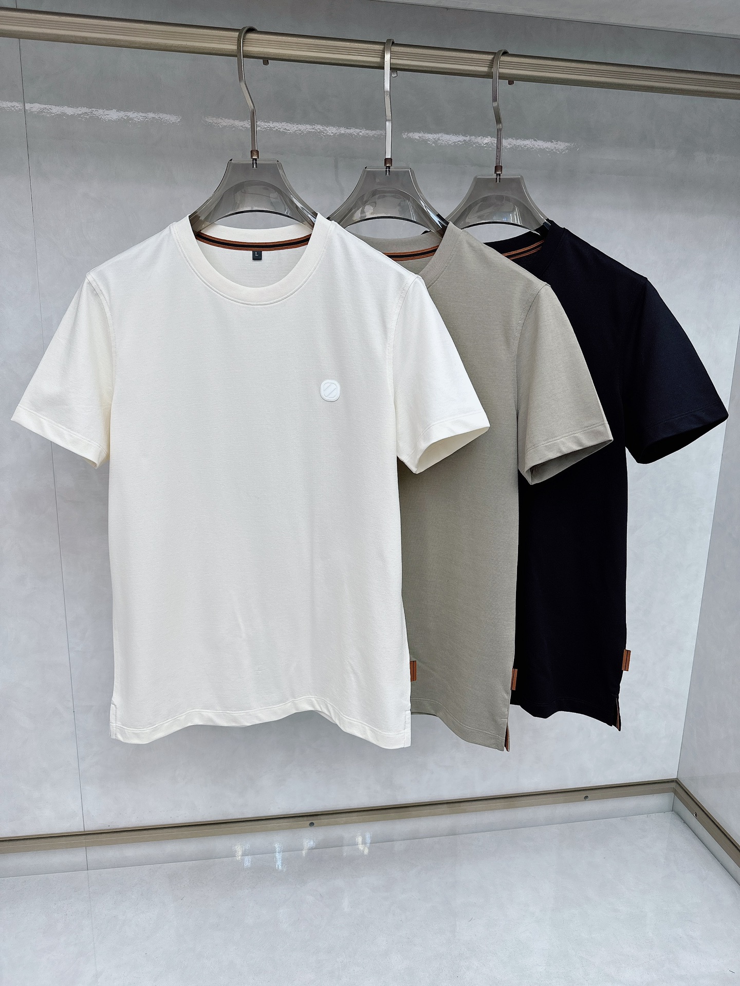 NO:117052,Zenia 2025 early spring exclusively offers new original single men's casual short-sleeved T-shirts High-end customization High-end version Fashionable and versatile hot original imported cotton fabric Chest logo pattern Design Super soft and delicate touch, skin-friendly and comfortable to wear High-end boutique OEM factory fine-made top body very good Men's essential items Number 48-58, zegna, T-shirt,tees, t-shirt,alexander wang19860909杰尼亚 2025早春独家专供新款原单男士休闲短袖T恤 高端定制 高版本 时尚百搭爆款 原版进口纯棉面料 胸前logo图案 设计 手感超柔软细腻 穿着亲肤舒适 高端精品 代工厂精细做上身非常赞 男士必备单品 码数48-58,,zegna,T-shirt,tees，t-shirt,alexander wang,Men's clothing