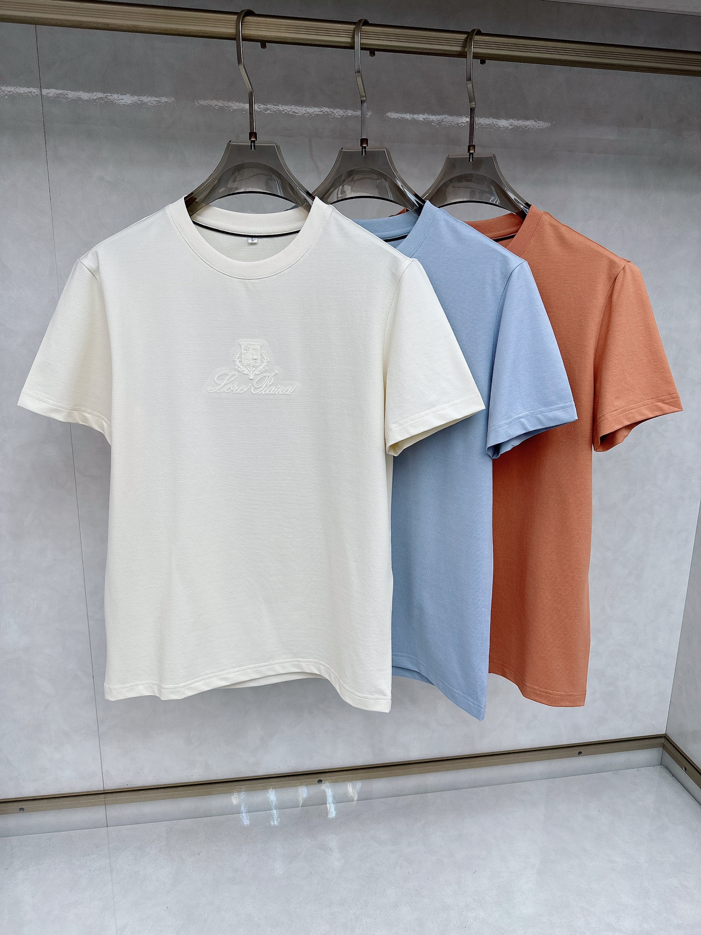 NO:117054,LP is exclusively available for the new original single men's casual short-sleeved T-shirt in early spring. High-end customization. High-end fashion and versatile hits. Original imported cotton fabric. Chest logo pattern. Design. Super soft and delicate touch. Skin-friendly and comfortable to wear. High-end boutique. OEM is very good for fine production. Men's essential items. Number of 48-58.,loro piano, T-shirt,tees, t-shirt,alexander wang.19860909LP 早春独家专供新款原单男士休闲短袖T恤 高端定制 高版本 时尚百搭爆款 原版进口纯棉面料 胸前logo图案 设计 手感超柔软细腻 穿着亲肤舒适 高端精品 代工厂精细做上身非常赞 男士必备单品 码数48-58,,loro piana,T-shirt,tees，t-shirt,alexander wang,Men's clothing