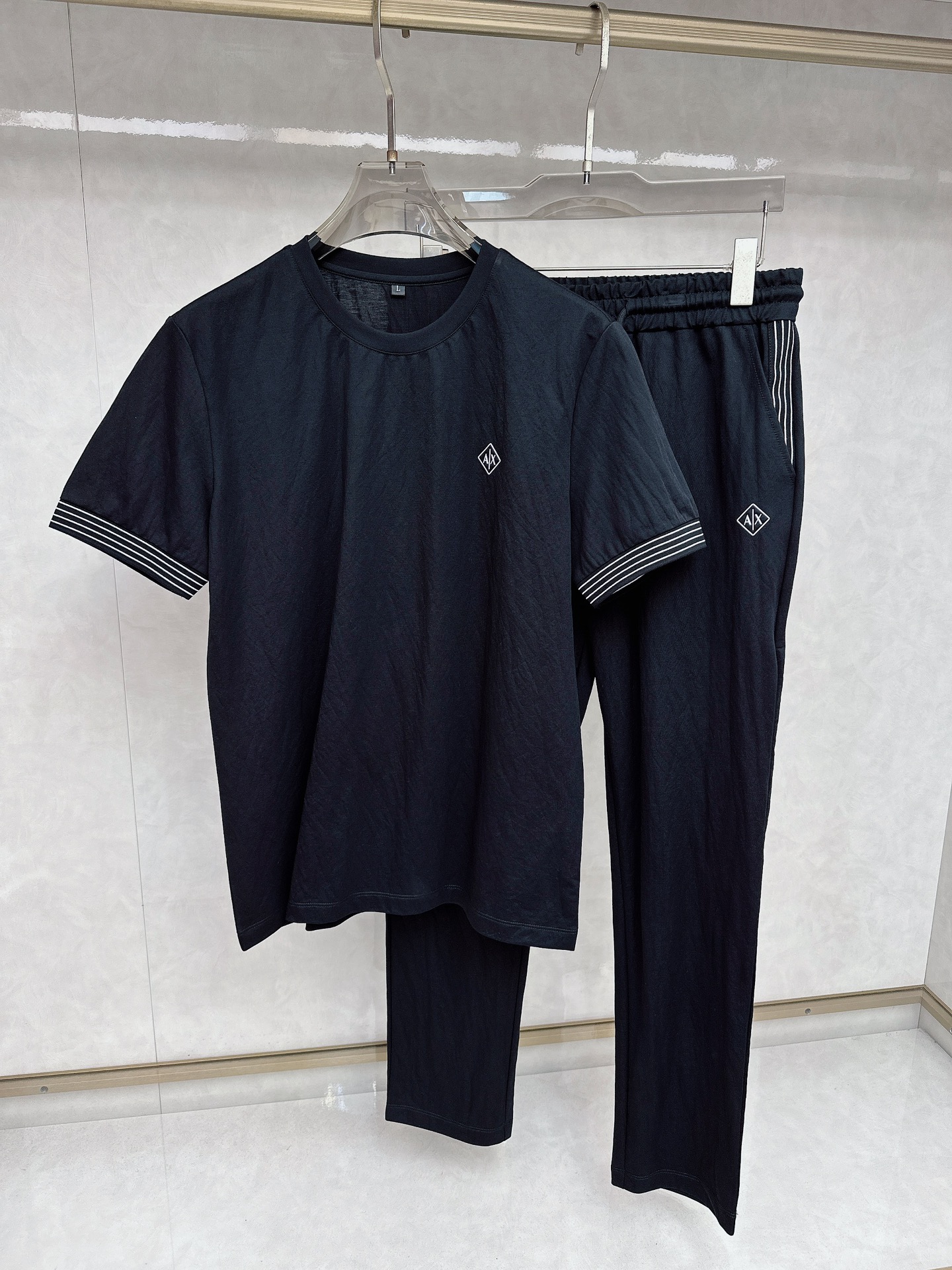 NO:117056,AX 2025 spring and summer new set, men's round neck short sleeves, and counters are released simultaneously. Simple, fashionable and versatile. High-end quality. The logo of the chest brand is concave and convex. High-quality imported mulberry silk fabric. The cuff splicing threads are flat and closed. It is comfortable and cool to wear. It is light and breathable. It has a high grade and is very textured. It is fashionable and casual!  M-4xl, T-shirt,alexander wang19860909AX 2025春夏新款套装 男士圆领短袖 柜台同步发售 简洁时尚百搭 高端品质 胸前品牌logo凹凸设计 高定进口桑蚕丝面料 袖口拼接插色螺纹平整收脚,穿着舒适冰凉 轻盈透气 档次高很有质感 时尚又休闲！M-4xl,,T-shirt,alexander wang,Men's clothing