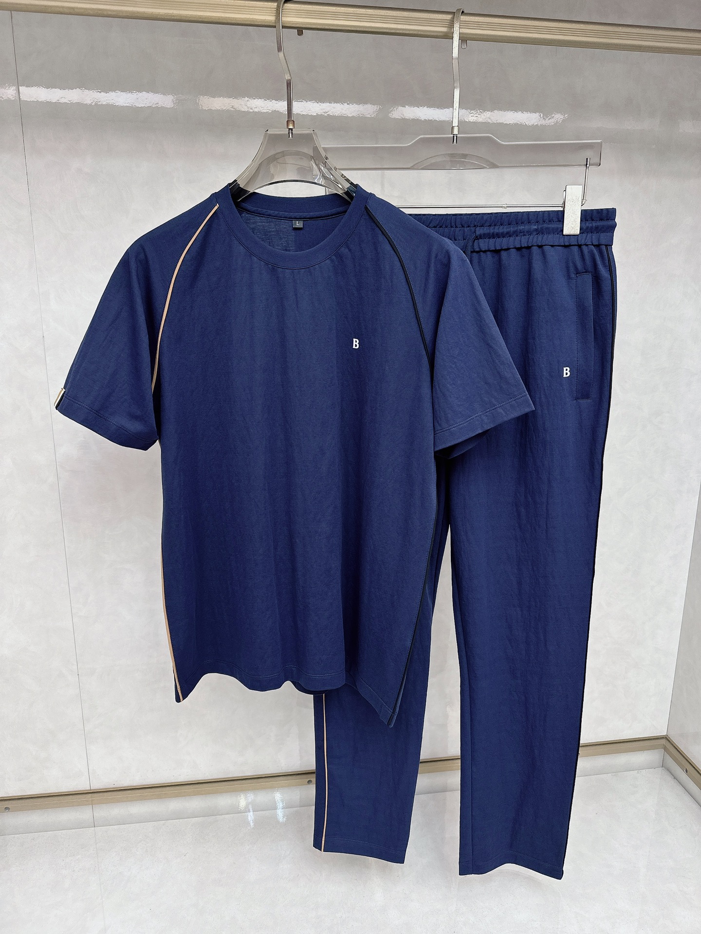 NO:117058,Burberry 2025 Spring and Summer New Set Men's Round Neck Short Sleeves, simultaneously available at the counter, simple, fashionable and versatile, high-end quality, chest brand logo concave and convex design, high-quality imported mulberry silk fabric, cuff splicing threads, flat and tight, comfortable and cool, light and breathable, high-end and textured, fashionable and casual!  M-4xl, burberry, T-shirt, alexander wang19860909巴宝莉 2025春夏新款套装 男士圆领短袖 柜台同步发售 简洁时尚百搭 高端品质 胸前品牌logo凹凸设计 高定进口桑蚕丝面料 袖口拼接插色螺纹平整收脚,穿着舒适冰凉 轻盈透气 档次高很有质感 时尚又休闲！M-4xl,,burberry,T-shirt,alexander wang,Men's clothing