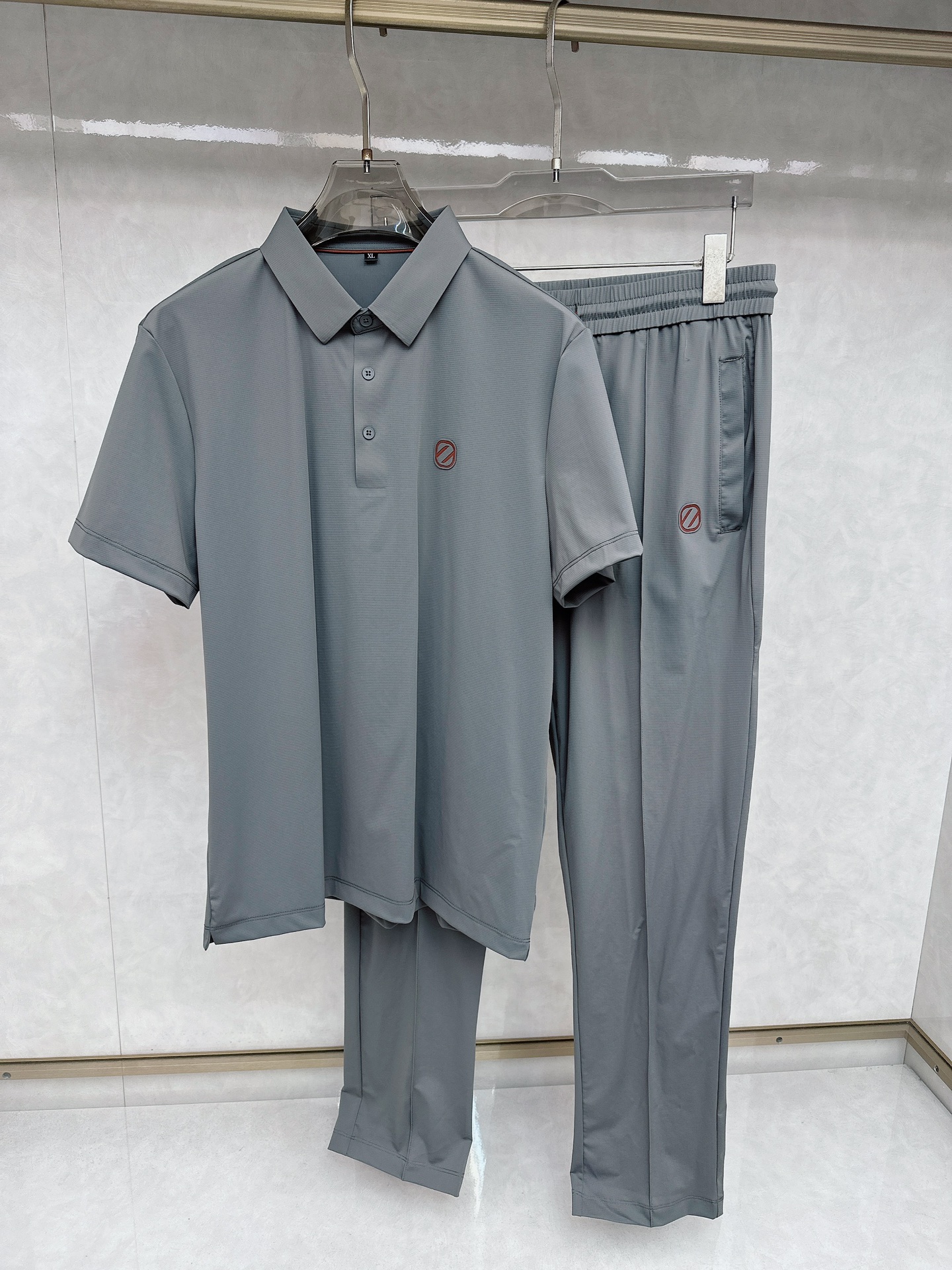 NO:117060,Zenia 2025 spring and summer new suit Men's lapel Polo shirt short sleeves are available at the counter simultaneously. Simple, fashionable and versatile. High-end quality. Chest brand logo high-temperature imprinted concave and convex design. Custom imported ice silk fabric. Comfortable and cool to wear. Breathable. High grade and texture. Fashionable and casual. M-4xl, zegna, T-shirt, alexander wang.19860909杰尼亚 2025春夏新款套装 男士翻领Polo衫短袖 柜台同步发售 简洁时尚百搭 高端品质 胸前品牌logo高温印压凹凸设计 定制进口冰丝面料 穿着舒适冰凉 透气 档次高很有质感 时尚又休闲M-4xl,,zegna,T-shirt,alexander wang,Men's clothing