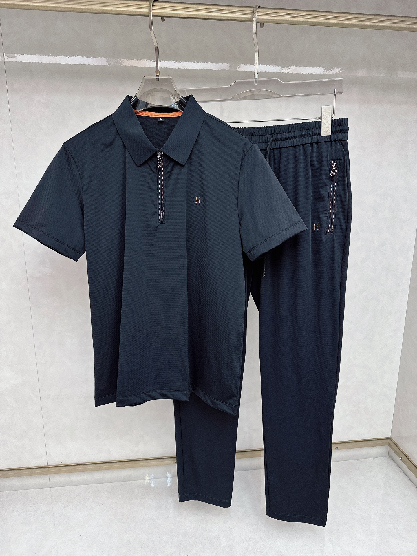 NO:117062,Hermes 2025 spring and summer new suit Men's lapel Polo shirt short sleeves are released simultaneously on the counter. Simple, fashionable and versatile. High-end quality. High-temperature stamping and concave design. Custom imported ice silk fabric. Comfortable and cool to wear. Breathable. High-grade and texture. Fashionable and casual. M-4xl,,hermes, T-shirt,alexander wang.19860909爱马仕 2025春夏新款套装 男士翻领Polo衫短袖 柜台同步发售 简洁时尚百搭 高端品质 胸前品牌logo高温印压凹凸设计 定制进口冰丝面料 穿着舒适冰凉 透气 档次高很有质感 时尚又休闲M-4xl,,hermes,T-shirt,alexander wang,Men's clothing