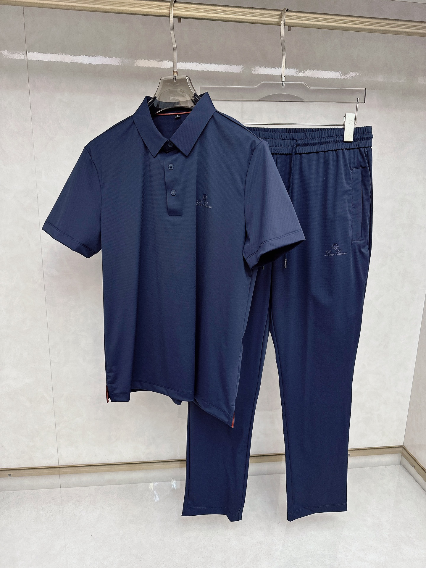 NO:117064,LP Spring and summer new suit Men's lapel Polo shirt short sleeves are available at the counter simultaneously. Simple, fashionable and versatile. High-end quality. High-temperature printed and concave and convex design. Custom imported ice silk fabric. Comfortable and cool to wear. Breathable. High grade and texture. Fashionable and casual. M-4xl,,loro piano, T-shirt,alexander wang.19860909LP 春夏新款套装 男士翻领Polo衫短袖 柜台同步发售 简洁时尚百搭 高端品质 胸前品牌logo高温印压凹凸设计 定制进口冰丝面料 穿着舒适冰凉 透气 档次高很有质感 时尚又休闲M-4xl,,loro piana,T-shirt,alexander wang,Men's clothing