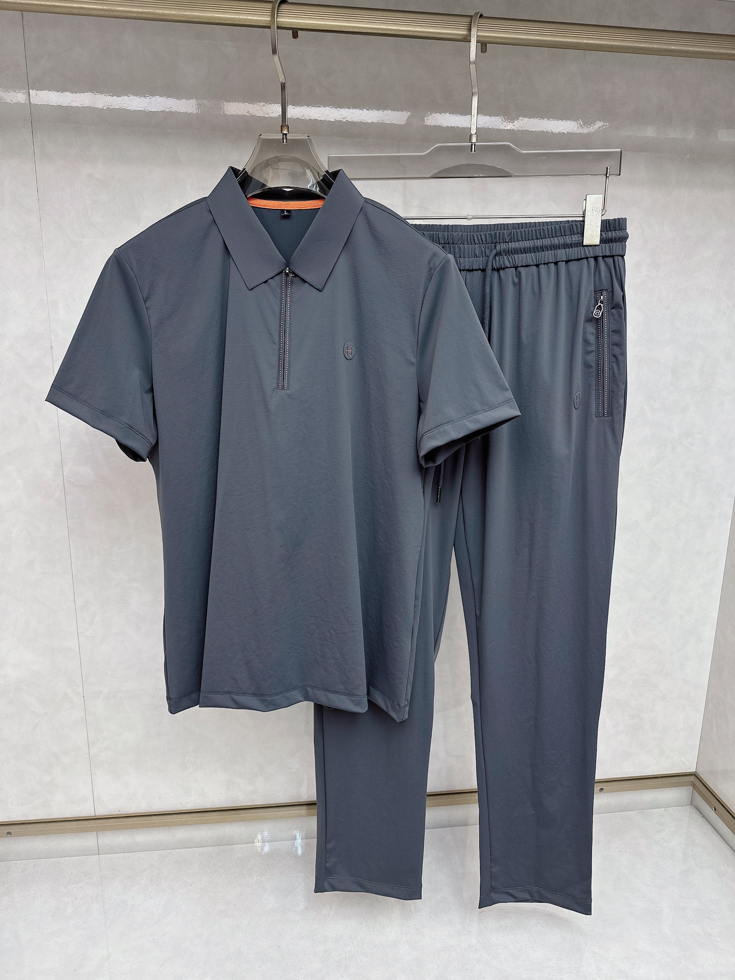 NO:117047,Hermes 2025 spring and summer new suit Men's lapel Polo shirt short sleeves are released simultaneously on the counter. Simple, fashionable and versatile. High-end quality. High-temperature stamping and concave design. Custom imported ice silk fabric. Comfortable and cool to wear. Breathable. High-grade and texture. Fashionable and casual. M-4xl,,hermes, T-shirt,alexander wang.19860909爱马仕 2025春夏新款套装 男士翻领Polo衫短袖 柜台同步发售 简洁时尚百搭 高端品质 胸前品牌logo高温印压凹凸设计 定制进口冰丝面料 穿着舒适冰凉 透气 档次高很有质感 时尚又休闲M-4xl,,hermes,T-shirt,alexander wang,Men's clothing