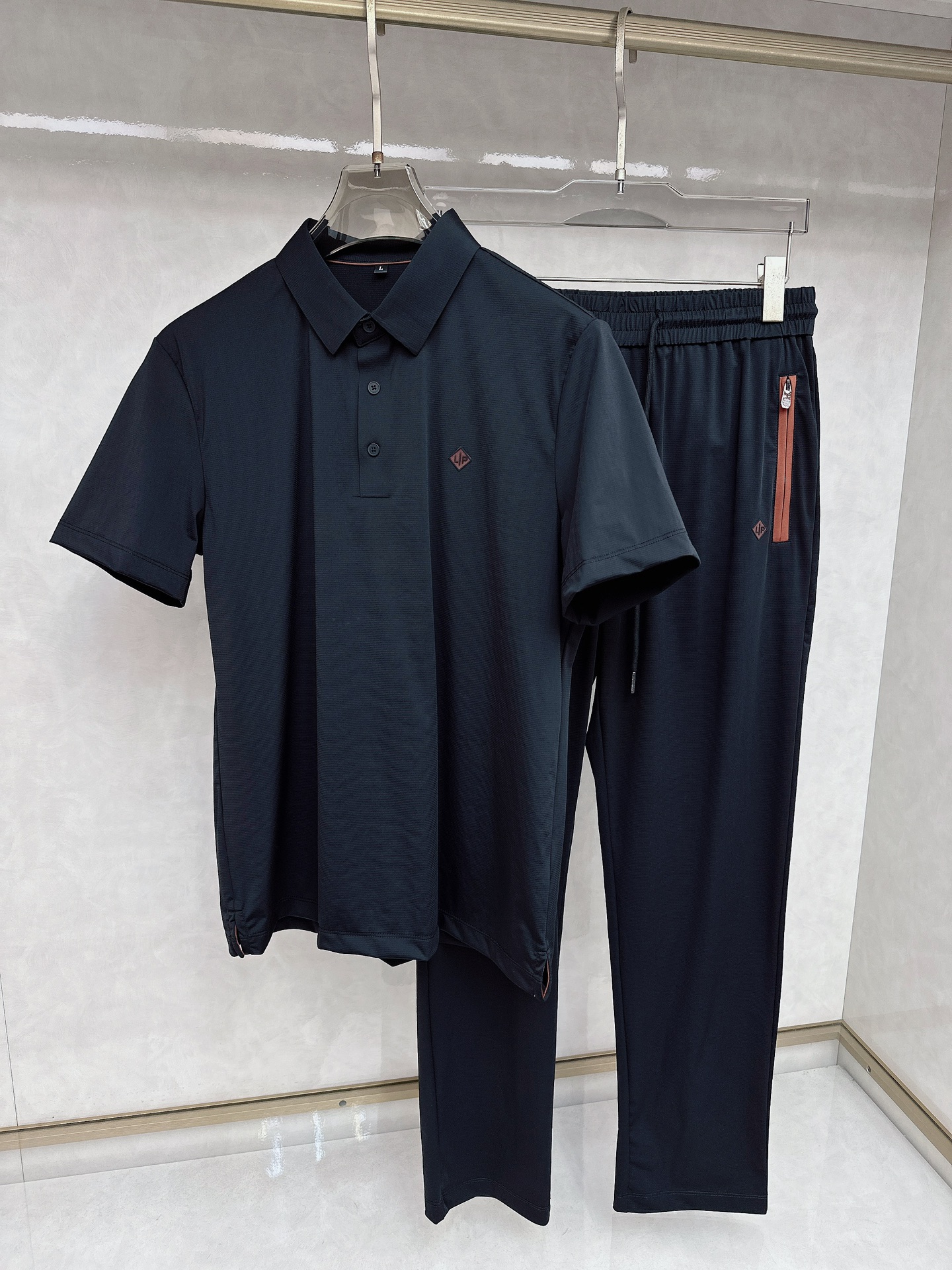 NO:117049,LP Spring and summer new suit Men's lapel Polo shirt short sleeves are available at the counter simultaneously. Simple, fashionable and versatile. High-end quality. High-temperature printed and concave and convex design. Custom imported ice silk fabric. Comfortable and cool to wear. Breathable. High grade and texture. Fashionable and casual. M-4xl,,loro piano, T-shirt,alexander wang.19860909LP 春夏新款套装 男士翻领Polo衫短袖 柜台同步发售 简洁时尚百搭 高端品质 胸前品牌logo高温印压凹凸设计 定制进口冰丝面料 穿着舒适冰凉 透气 档次高很有质感 时尚又休闲M-4xl,,loro piana,T-shirt,alexander wang,Men's clothing