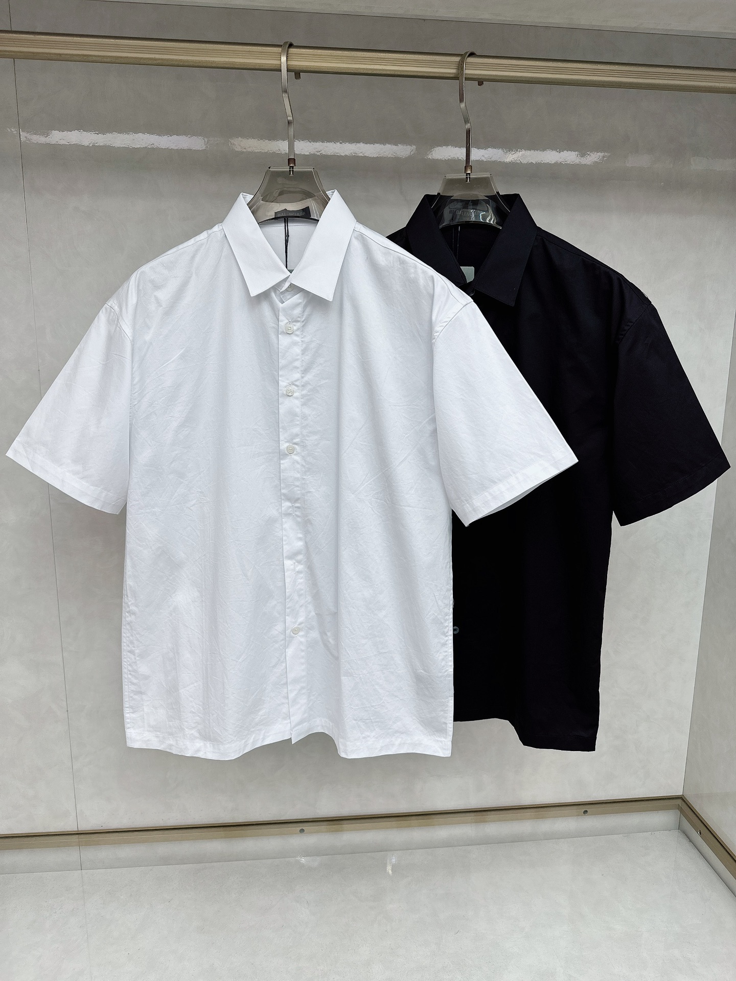 NO:117063,Balenciaga 2025ss official website new short-sleeved shirt shirt, exquisite LOGO print, high-end version, customized counter fabric, high breathability and comfort, finely crafted, impeccable details, custom logo engraving buttons, complete three marks. Brand elements design concept reflects high quality. The feel is delicate and soft!  It is casually cut, with a great upper body style!  Code number M-XXL, balenciaga,shirts,T-shirt,alexander wang19860909巴黎世家 2025ss官网新款短袖 衬衫 衬衣,精美LOGO印花 高端版本,专柜定制面料 透气舒适度高,精工制作,细节处理完美无可挑剔,定制logo刻字纽扣,三标齐全.品牌元素设计理念,体现高品质.手感细腻柔软！呈现休闲裁剪,上身版型超赞！码数M-XXL,,balenciaga,shirts,T-shirt,alexander wang,Men's clothing