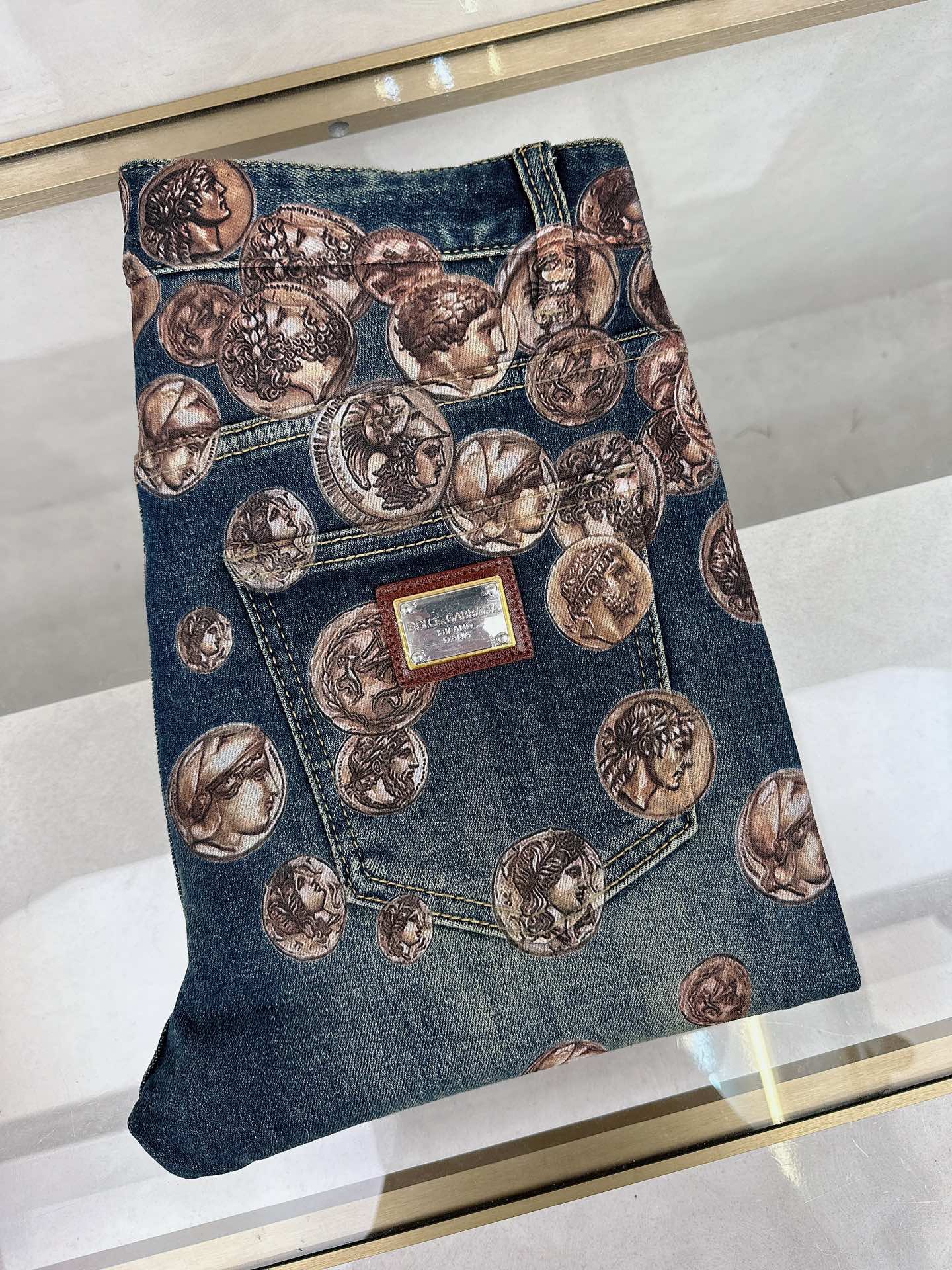 NO:123545,DG's new spring and summer models are available in stock, with original single hot jeans super customized style, original hardware, super heavy industry technology, excellent version, impeccable details!  The style is not picky, it is very high-end, and the good products are not waiting for everyone. Take a look at it and start quickly. Size 29-38, Dolce & Gabbana, jeans, alexander wang19860909DG 春夏新款现货上市,原单爆款牛仔裤超级定制款,原版五金,超级重工工艺,版型超赞细节做工无可挑剔！款式不挑人,特别高档,好货不等人,看中赶紧下手,尺码29-38,,Dolce&Gabbana,jeans,alexander wang,Men's clothing