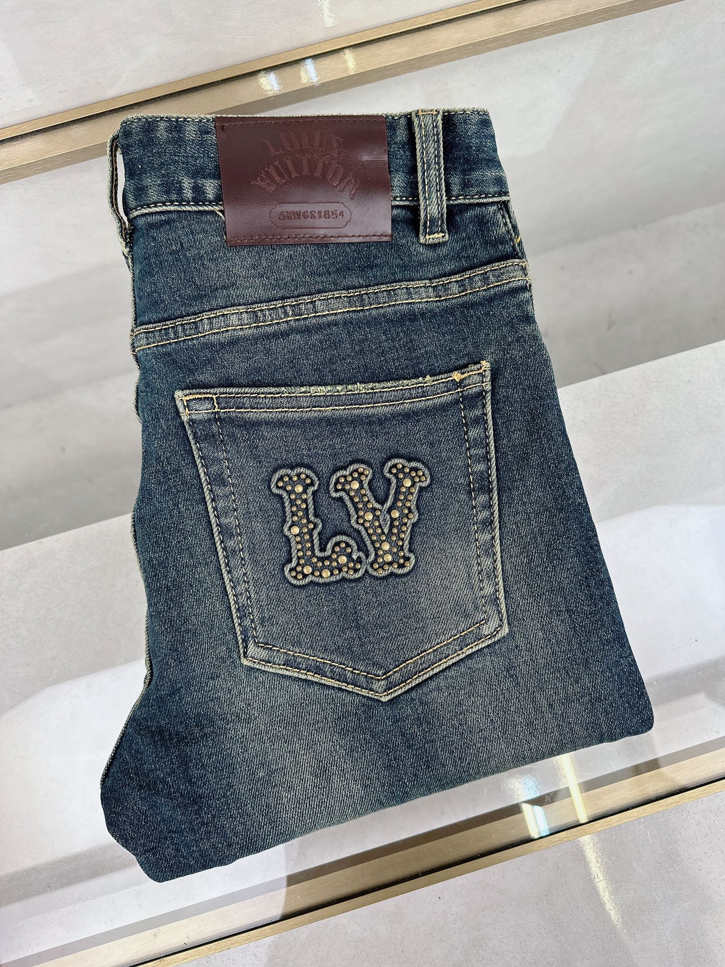 NO:123546,The new LV spring and summer models are on the market in stock, the original single hot jeans are super customized, the original hardware, super heavy industry technology, the style is super excellent, the details are impeccable!  The style is not picky, it is very high-end, and the good products are not waiting for everyone. If you like it, hurry up and start, size 29-38,, louis vuitton, jeans, alexander wang19860909LV 春夏新款现货上市,原单爆款牛仔裤超级定制款,原版五金,超级重工工艺,版型超赞细节做工无可挑剔！款式不挑人,特别高档,好货不等人,看中赶紧下手,尺码29-38,,louis vuitton,jeans,alexander wang,Men's clothing