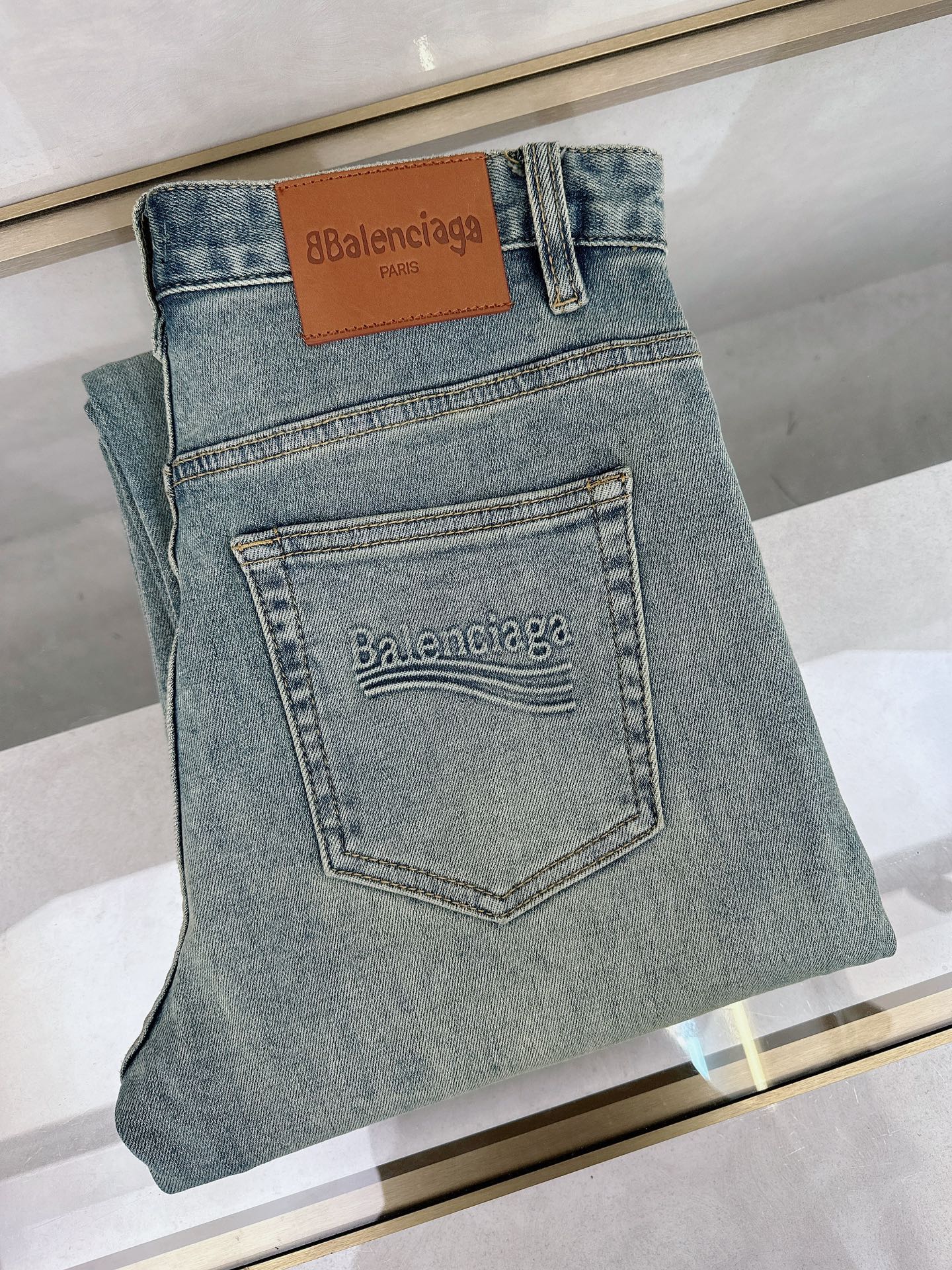 NO:123549,Balenciaga is available in the market in stock, with original single hot jeans super customized style, original hardware, super heavy industry technology, excellent style, impeccable details!  The style is not picky, it is very high-end, and the good products are not waiting for everyone. Take a look at it and start quickly. Size 29-38, balenciaga, jeans, alexander wang19860909巴黎世家 春夏新款现货上市,原单爆款牛仔裤超级定制款,原版五金,超级重工工艺,版型超赞细节做工无可挑剔！款式不挑人,特别高档,好货不等人,看中赶紧下手,尺码29-38,,balenciaga,jeans,alexander wang,Men's clothing