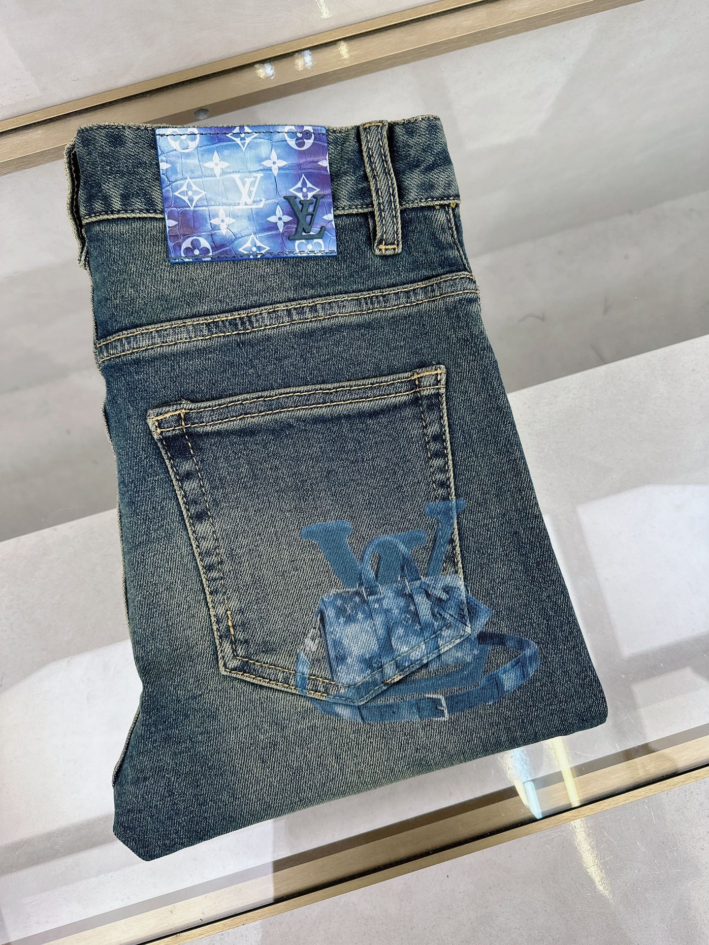 NO:123551,The new LV spring and summer models are on the market in stock, the original single hot jeans are super customized, the original hardware, super heavy industry technology, the style is super excellent, the details are impeccable!  The style is not picky, it is very high-end, and the good products are not waiting for everyone. If you like it, hurry up and start, size 29-38,, louis vuitton, jeans, alexander wang19860909LV 春夏新款现货上市,原单爆款牛仔裤超级定制款,原版五金,超级重工工艺,版型超赞细节做工无可挑剔！款式不挑人,特别高档,好货不等人,看中赶紧下手,尺码29-38,,louis vuitton,jeans,alexander wang,Men's clothing