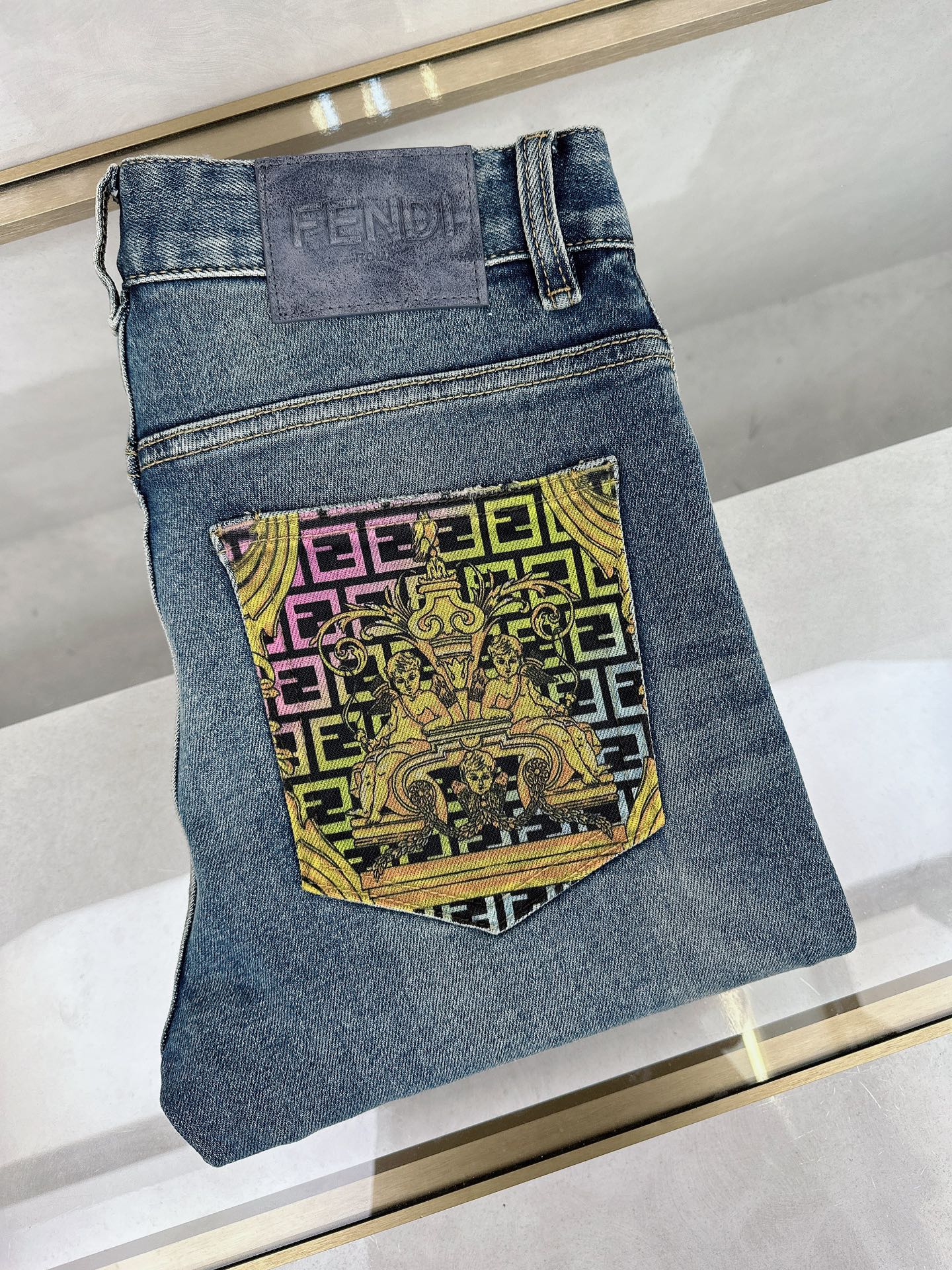 NO:123556,Fendi's new spring and summer models are available in stock, original single hot jeans are super customized, original hardware, super heavy industry technology, excellent version, impeccable details!  The style is not picky, it is very high-end, and the good products are not waiting for everyone. If you like it, hurry up and start, size 29-38, fendi, jeans, alexander wang19860909芬迪 春夏新款现货上市,原单爆款牛仔裤超级定制款,原版五金,超级重工工艺,版型超赞细节做工无可挑剔！款式不挑人,特别高档,好货不等人,看中赶紧下手,尺码29-38,,fendi,jeans,alexander wang,Men's clothing