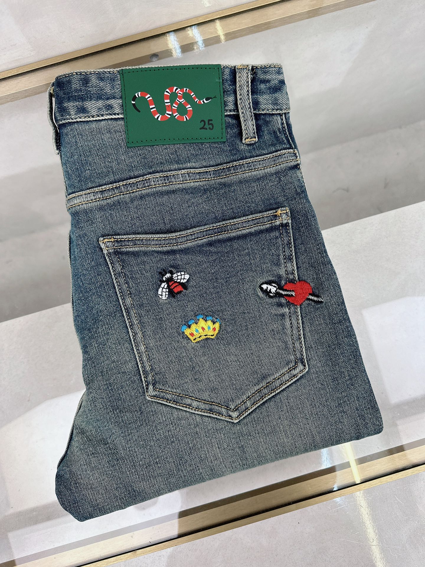 NO:123558,The new spring and summer models are on the market in stock, the original single hot jeans are super customized, the original hardware, super heavy industry technology, the style is super excellent, the details are impeccable!  The style is not picky, it is very high-end, and the good products are not waiting for everyone. If you like it, hurry up and start, size 29-38, jeans, alexander wang19860909春夏新款现货上市,原单爆款牛仔裤超级定制款,原版五金,超级重工工艺,版型超赞细节做工无可挑剔！款式不挑人,特别高档,好货不等人,看中赶紧下手,尺码29-38,,jeans,alexander wang,Men's clothing