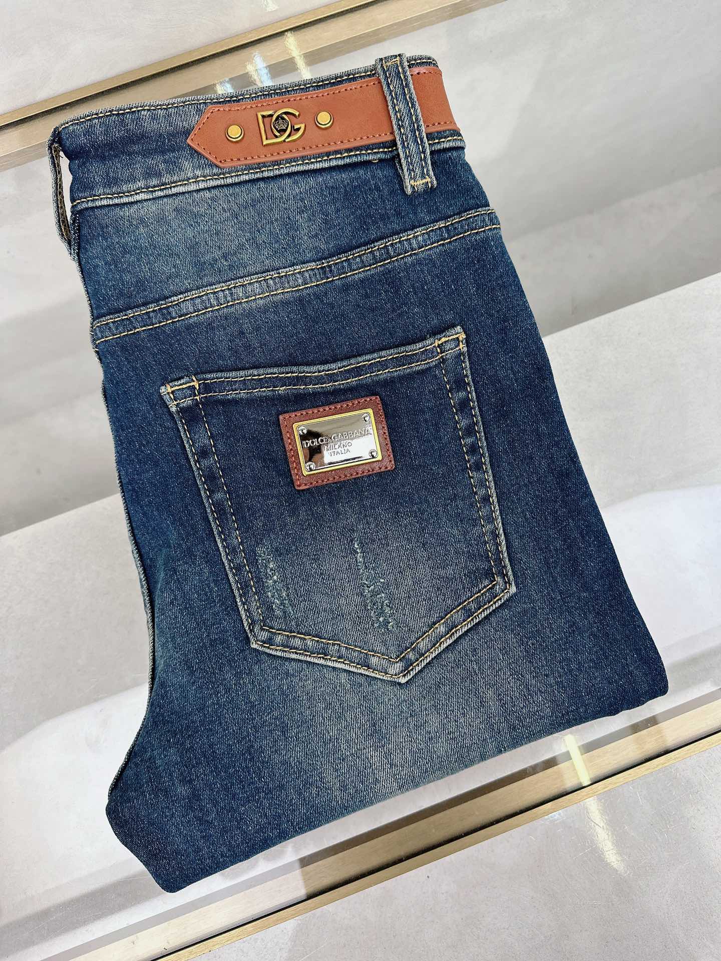 NO:123561,DG's new spring and summer models are available in stock, with original single hot jeans super customized style, original hardware, super heavy industry technology, excellent version, impeccable details!  The style is not picky, it is very high-end, and the good products are not waiting for everyone. Take a look at it and start quickly. Size 29-38, Dolce & Gabbana, jeans, alexander wang19860909DG 春夏新款现货上市,原单爆款牛仔裤超级定制款,原版五金,超级重工工艺,版型超赞细节做工无可挑剔！款式不挑人,特别高档,好货不等人,看中赶紧下手,尺码29-38,,Dolce&Gabbana,jeans,alexander wang,Men's clothing