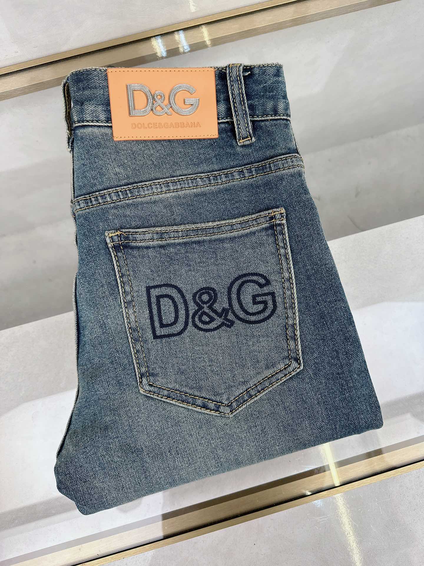 NO:123550,DG's new spring and summer models are available in stock, with original single hot jeans super customized style, original hardware, super heavy industry technology, excellent version, impeccable details!  The style is not picky, it is very high-end, and the good products are not waiting for everyone. Take a look at it and start quickly. Size 29-38, Dolce & Gabbana, jeans, alexander wang19860909DG 春夏新款现货上市,原单爆款牛仔裤超级定制款,原版五金,超级重工工艺,版型超赞细节做工无可挑剔！款式不挑人,特别高档,好货不等人,看中赶紧下手,尺码29-38,,Dolce&Gabbana,jeans,alexander wang,Men's clothing