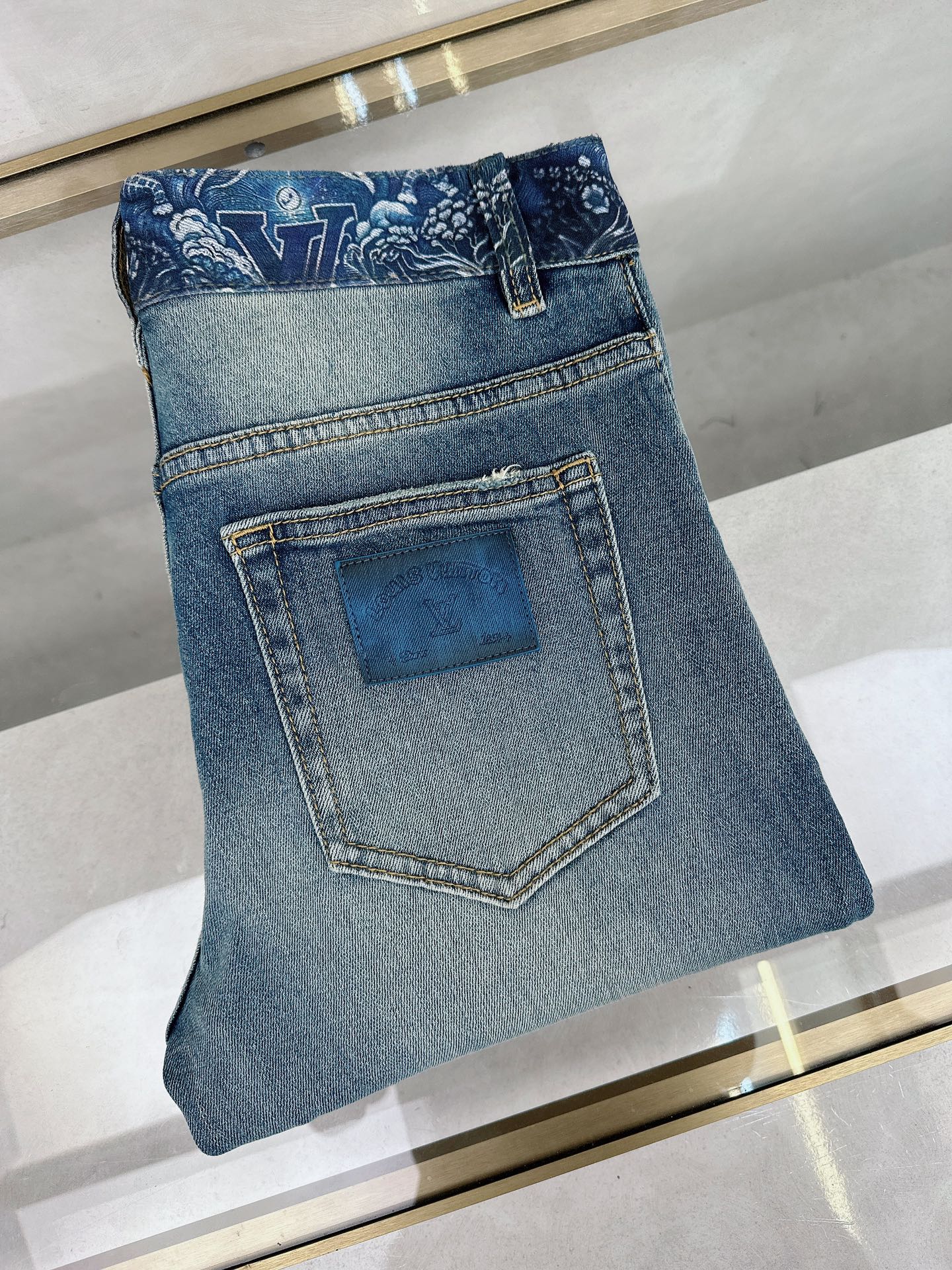 NO:123552,The new LV spring and summer models are on the market in stock, the original single hot jeans are super customized, the original hardware, super heavy industry technology, the style is super excellent, the details are impeccable!  The style is not picky, it is very high-end, and the good products are not waiting for everyone. If you like it, hurry up and start, size 29-38,, louis vuitton, jeans, alexander wang19860909LV 春夏新款现货上市,原单爆款牛仔裤超级定制款,原版五金,超级重工工艺,版型超赞细节做工无可挑剔！款式不挑人,特别高档,好货不等人,看中赶紧下手,尺码29-38,,louis vuitton,jeans,alexander wang,Men's clothing