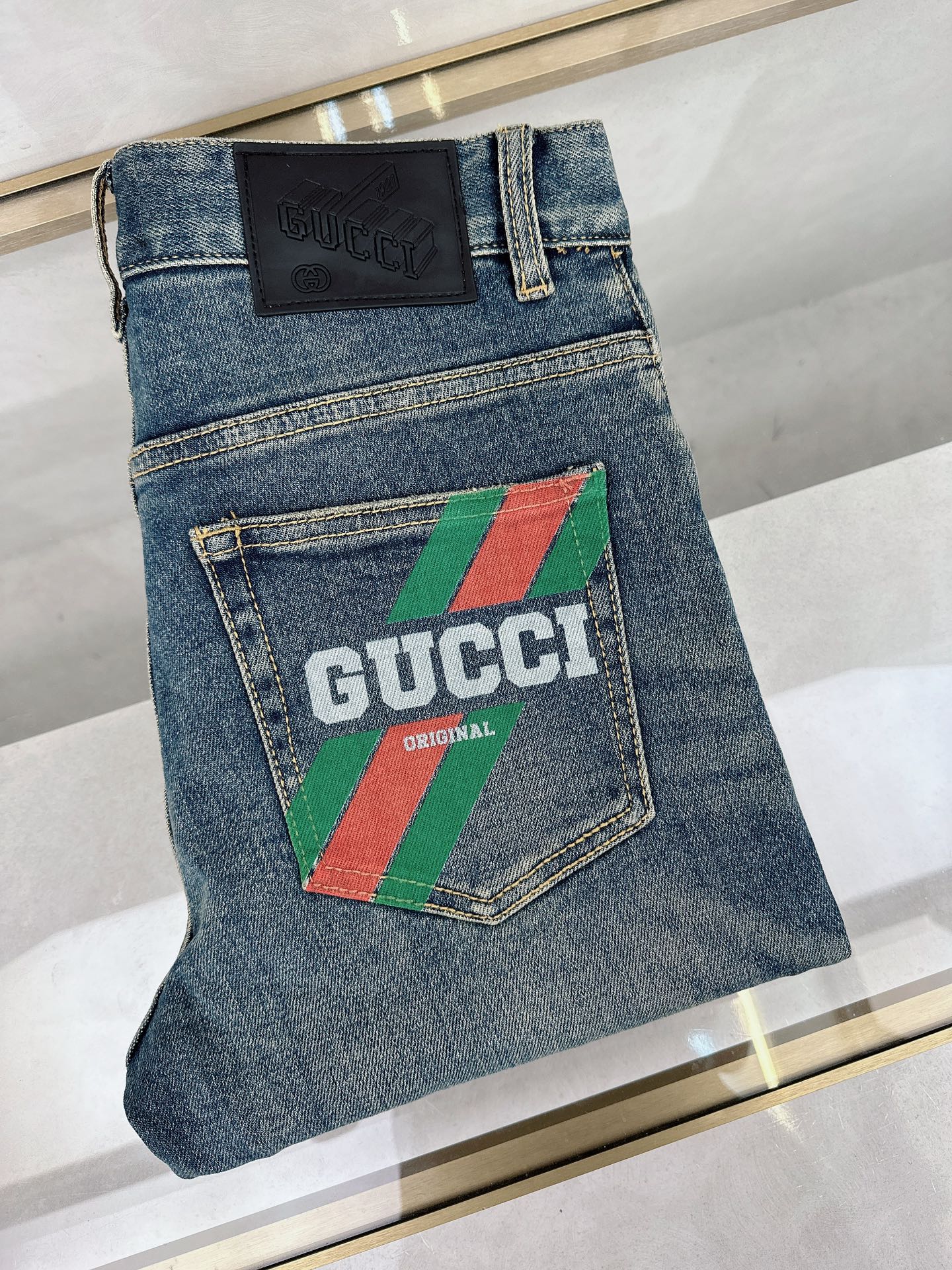 NO:123554,Guqi's new spring and summer models are on the market in stock, original single hot jeans are super customized, original hardware, super heavy industry technology, excellent style, impeccable details!  The style is not picky, it is very high-end, and the good products are not waiting for everyone. If you like it, hurry up and start, size 29-38, jeans, alexander wang19860909古奇 春夏新款现货上市,原单爆款牛仔裤超级定制款,原版五金,超级重工工艺,版型超赞细节做工无可挑剔！款式不挑人,特别高档,好货不等人,看中赶紧下手,尺码29-38,,jeans,alexander wang,Men's clothing