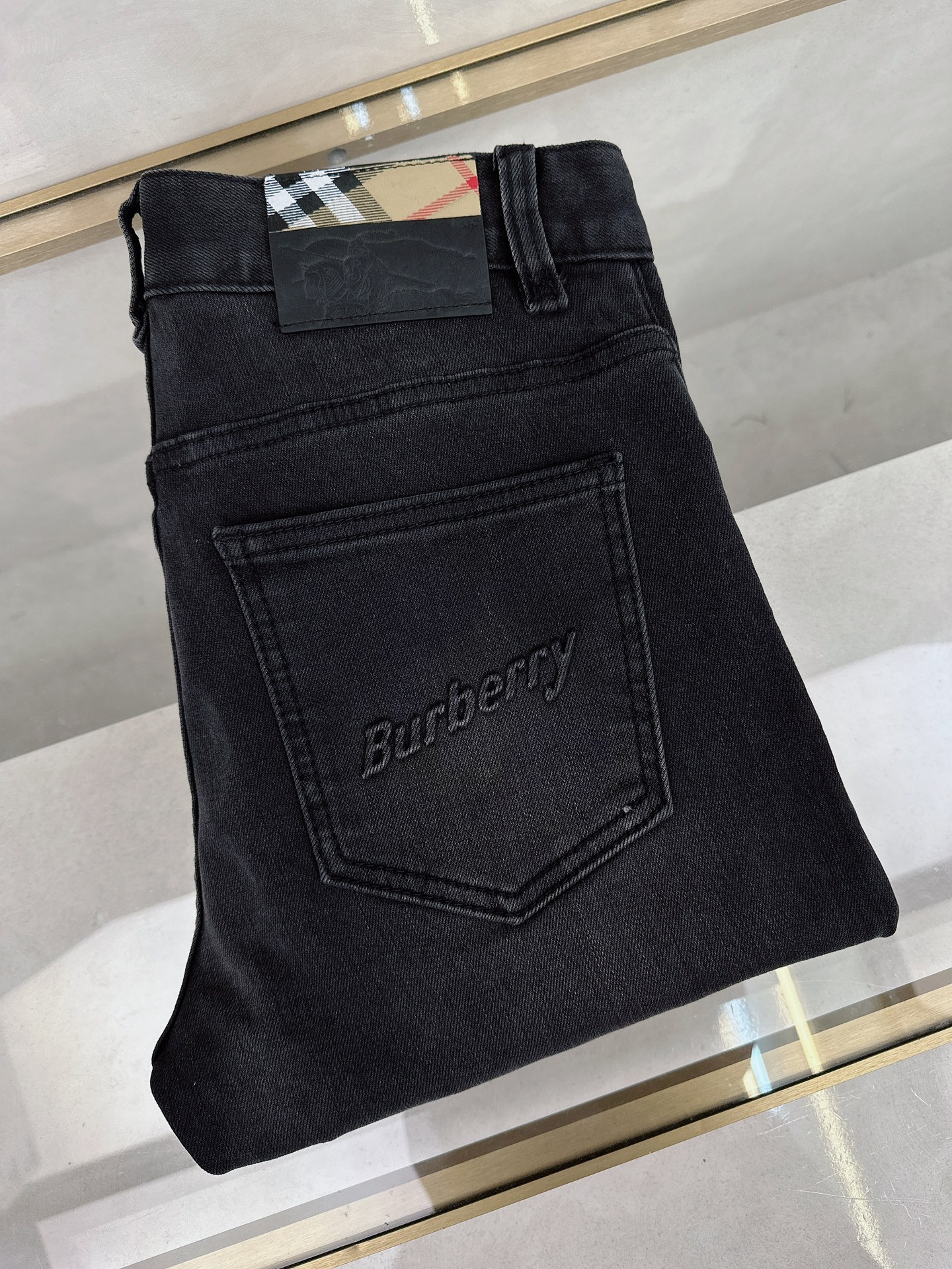 NO:123555,Burberry's new spring and summer models are available in stock, with original single hot jeans super customized style, original hardware, super heavy industry technology, excellent version, impeccable details!  The style is not picky, it is very high-end, and the good products are not waiting for everyone. Take a look at it and start quickly. Size 29-38, burberry, jeans, alexander wang19860909巴宝莉 春夏新款现货上市,原单爆款牛仔裤超级定制款,原版五金,超级重工工艺,版型超赞细节做工无可挑剔！款式不挑人,特别高档,好货不等人,看中赶紧下手,尺码29-38,,burberry,jeans,alexander wang,Men's clothing