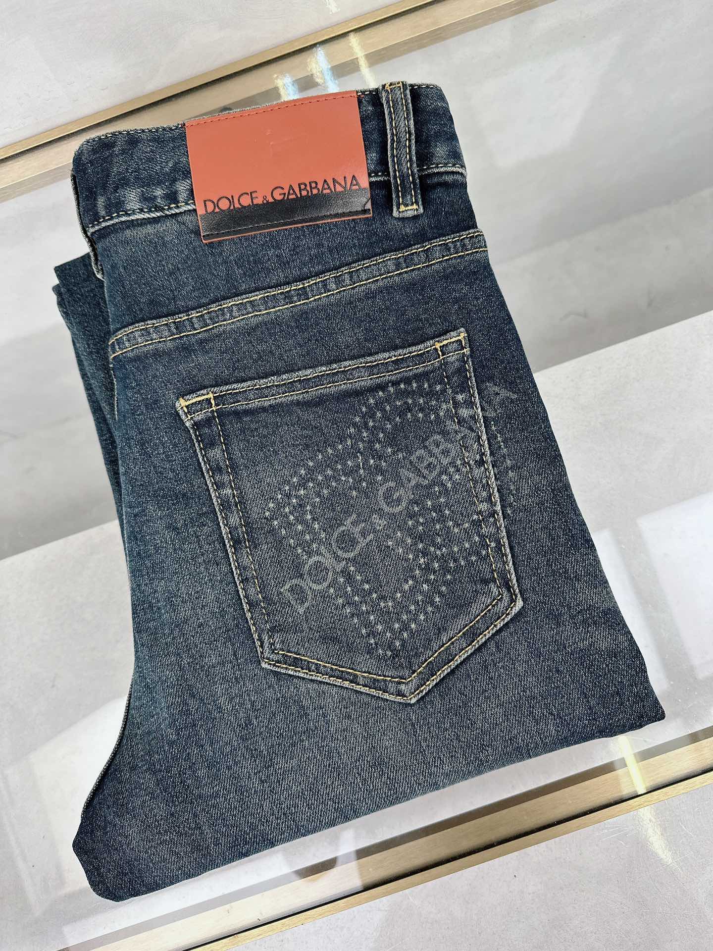 NO:123557,DG's new spring and summer models are available in stock, with original single hot jeans super customized style, original hardware, super heavy industry technology, excellent version, impeccable details!  The style is not picky, it is very high-end, and the good products are not waiting for everyone. Take a look at it and start quickly. Size 29-38, Dolce & Gabbana, jeans, alexander wang19860909DG 春夏新款现货上市,原单爆款牛仔裤超级定制款,原版五金,超级重工工艺,版型超赞细节做工无可挑剔！款式不挑人,特别高档,好货不等人,看中赶紧下手,尺码29-38,,Dolce&Gabbana,jeans,alexander wang,Men's clothing