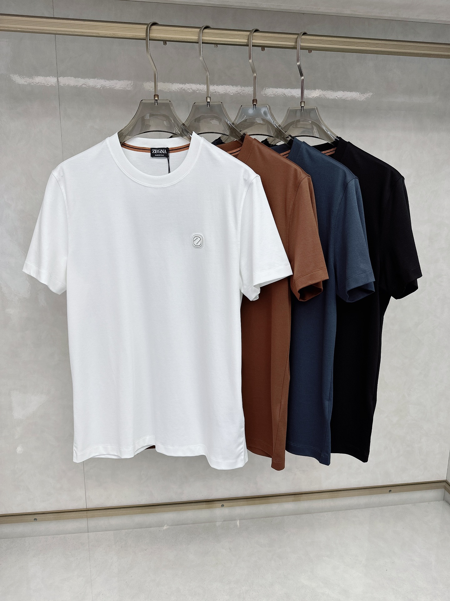 NO:127367,The official website of the Zenia counter will be released simultaneously!  All accessories are customized for original products, and the trading company's genuine product orders. High-end custom imported fabrics, made of natural plant pyrene hemp fabrics, which are thinner than ordinary cotton fabrics, softer in feel, comfortable to wear, and are completely not easy to irritate the skin. The fabric is hygroscopic and breathable. Size: 48-56,,zegna,alexander wang19860909杰尼亚 专柜官网同步发售！辅料全部原版定制出品,贸易公司真品订单.高级定制进口面料,以天然植物芘麻面料 比一般棉织物轻薄 手感柔软,穿着舒适 完全不易有刺激皮肤 面料吸湿性、透气性良好 尺码: 48-56,,zegna,alexander wang,Men's clothing