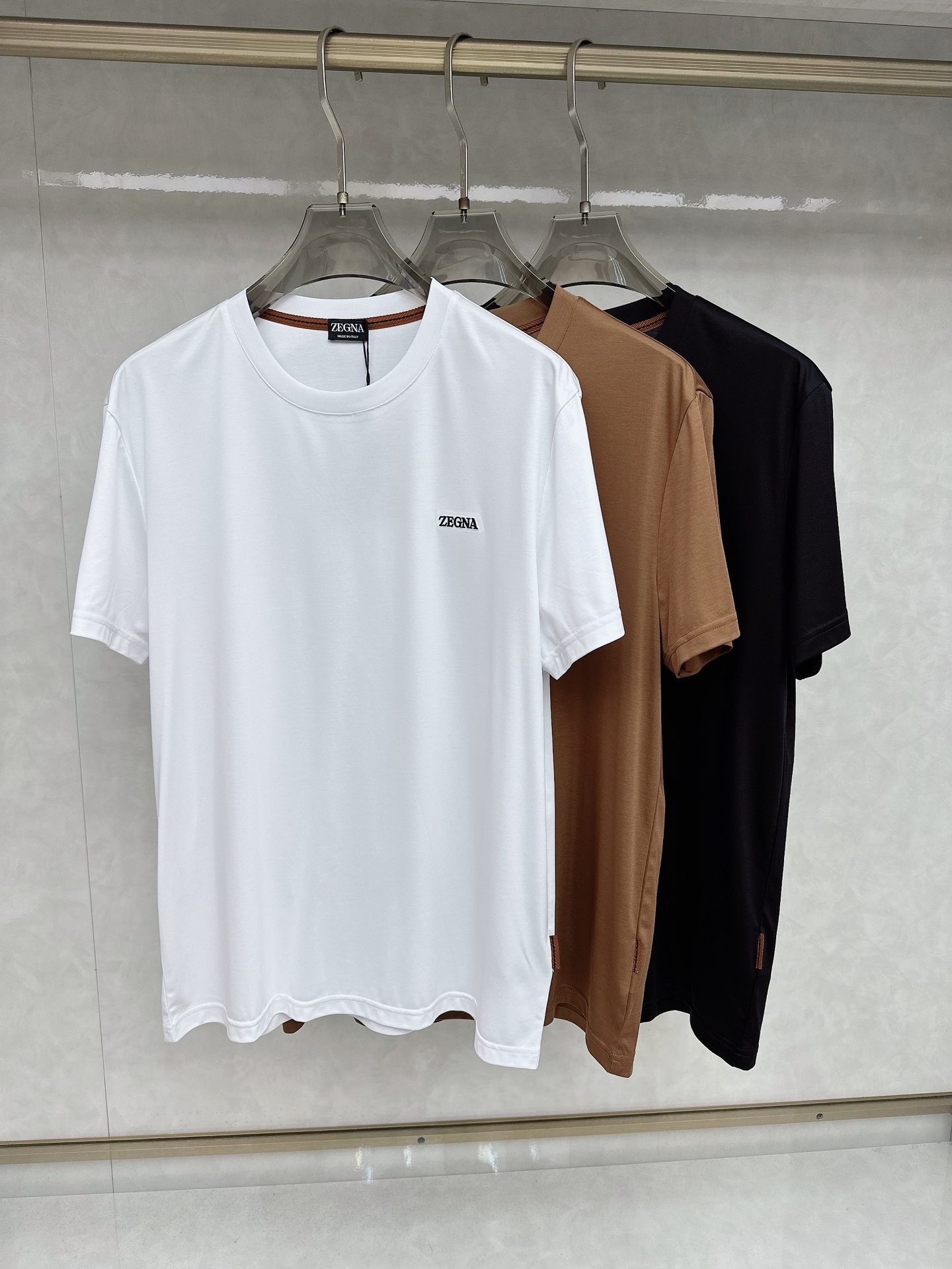 NO:127370,The official website of the Zenia counter will be released simultaneously!  All accessories are customized for original products, and the trading company's genuine product orders. High-end custom imported fabrics, made of natural plant pyrene hemp fabrics, which are thinner than ordinary cotton fabrics, softer in feel, comfortable to wear, and are completely not easy to irritate the skin. The fabric is hygroscopic and breathable. Size: 48-56,,zegna,alexander wang19860909杰尼亚 专柜官网同步发售！辅料全部原版定制出品,贸易公司真品订单.高级定制进口面料,以天然植物芘麻面料 比一般棉织物轻薄 手感柔软,穿着舒适 完全不易有刺激皮肤 面料吸湿性、透气性良好 尺码: 48-56,,zegna,alexander wang,Men's clothing