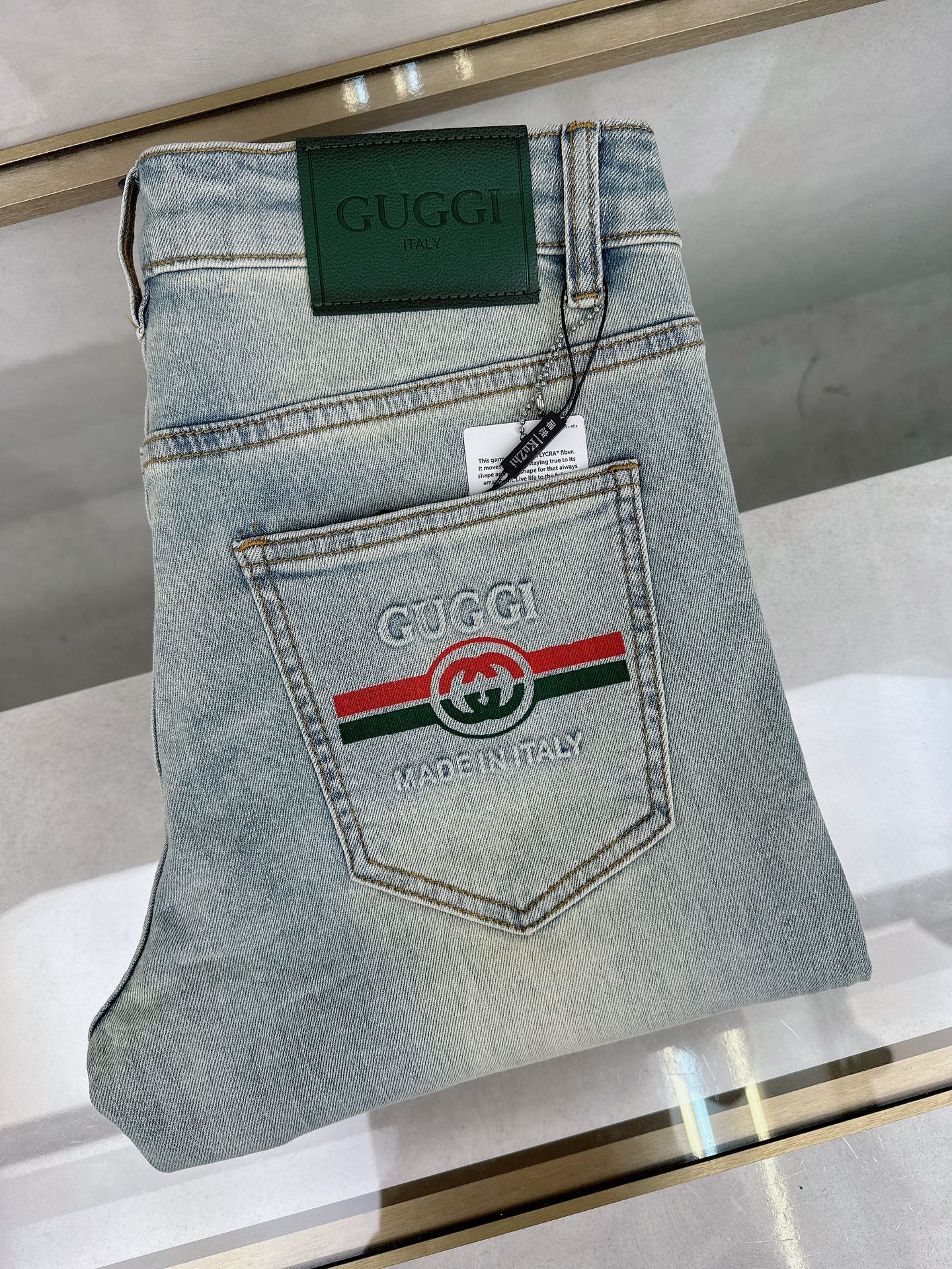 NO:121111,Guqi 2025 early spring new model is available in stock, original single hot jeans super customized model, original hardware, super heavy industry technology, excellent version, impeccable details!  The style is not picky, it is very high-end, and the good products are not waiting for everyone. If you like it, hurry up and start, size 28-36, jeans, alexander wang19860909古奇 2025早春新款现货上市,原单爆款牛仔裤超级定制款,原版五金,超级重工工艺,版型超赞细节做工无可挑剔！款式不挑人,特别高档,好货不等人,看中赶紧下手,尺码28-36,,jeans,alexander wang,Men's clothing