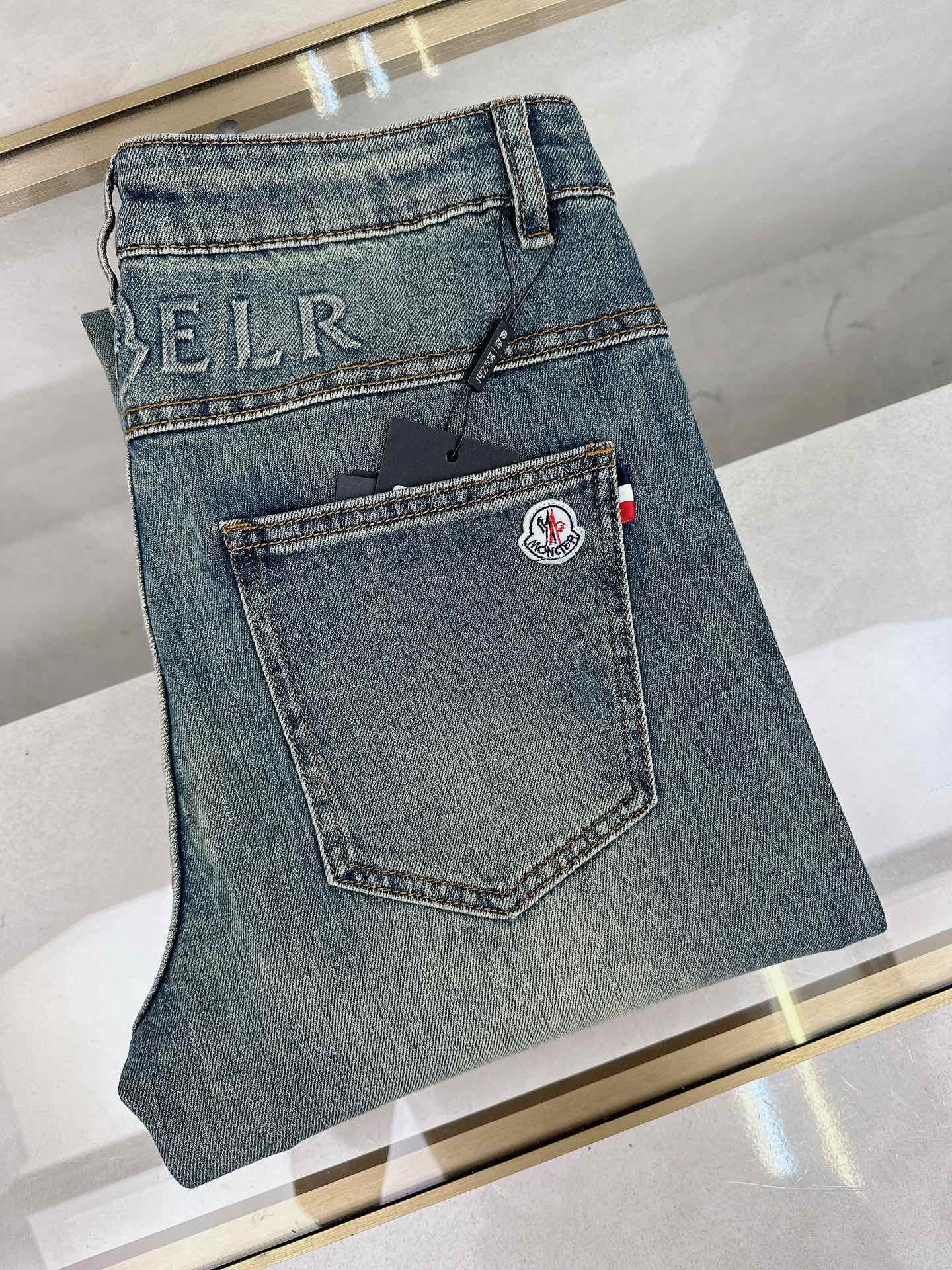 NO:121113,The new 2025 early spring new model is available in stock, original single hot jeans super customized model, original hardware, super heavy industry technology, excellent version, impeccable detail!  The style is not picky, it is very high-end, and the good products are not waiting for everyone. Take a look at it and start quickly. Size 28-36, Moncler, jeans, alexander wang19860909蒙口 2025早春新款现货上市,原单爆款牛仔裤超级定制款,原版五金,超级重工工艺,版型超赞细节做工无可挑剔！款式不挑人,特别高档,好货不等人,看中赶紧下手,尺码28-36,,Moncler,jeans,alexander wang,Men's clothing