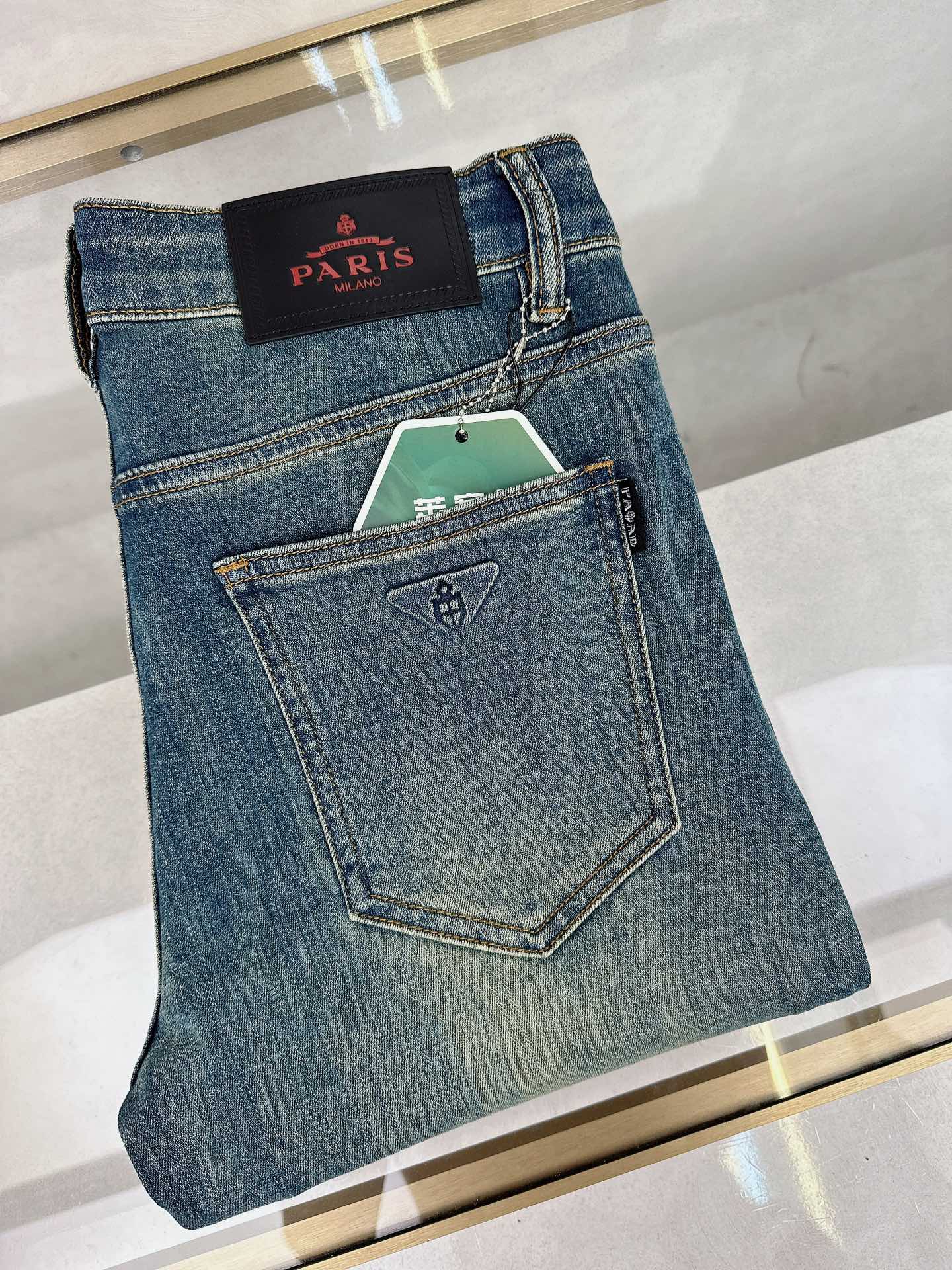 NO:121115,Prada 2025 early spring new model is available in stock, original single hot jeans super customized model, original hardware, super heavy industry technology, excellent version, impeccable details!  The style is not picky, it is very high-end, and the good products are not waiting for everyone. If you like it, hurry up and start, size 28-36, prada, jeans, alexander wang19860909普拉达 2025早春新款现货上市,原单爆款牛仔裤超级定制款,原版五金,超级重工工艺,版型超赞细节做工无可挑剔！款式不挑人,特别高档,好货不等人,看中赶紧下手,尺码28-36,,prada,jeans,alexander wang,Men's clothing