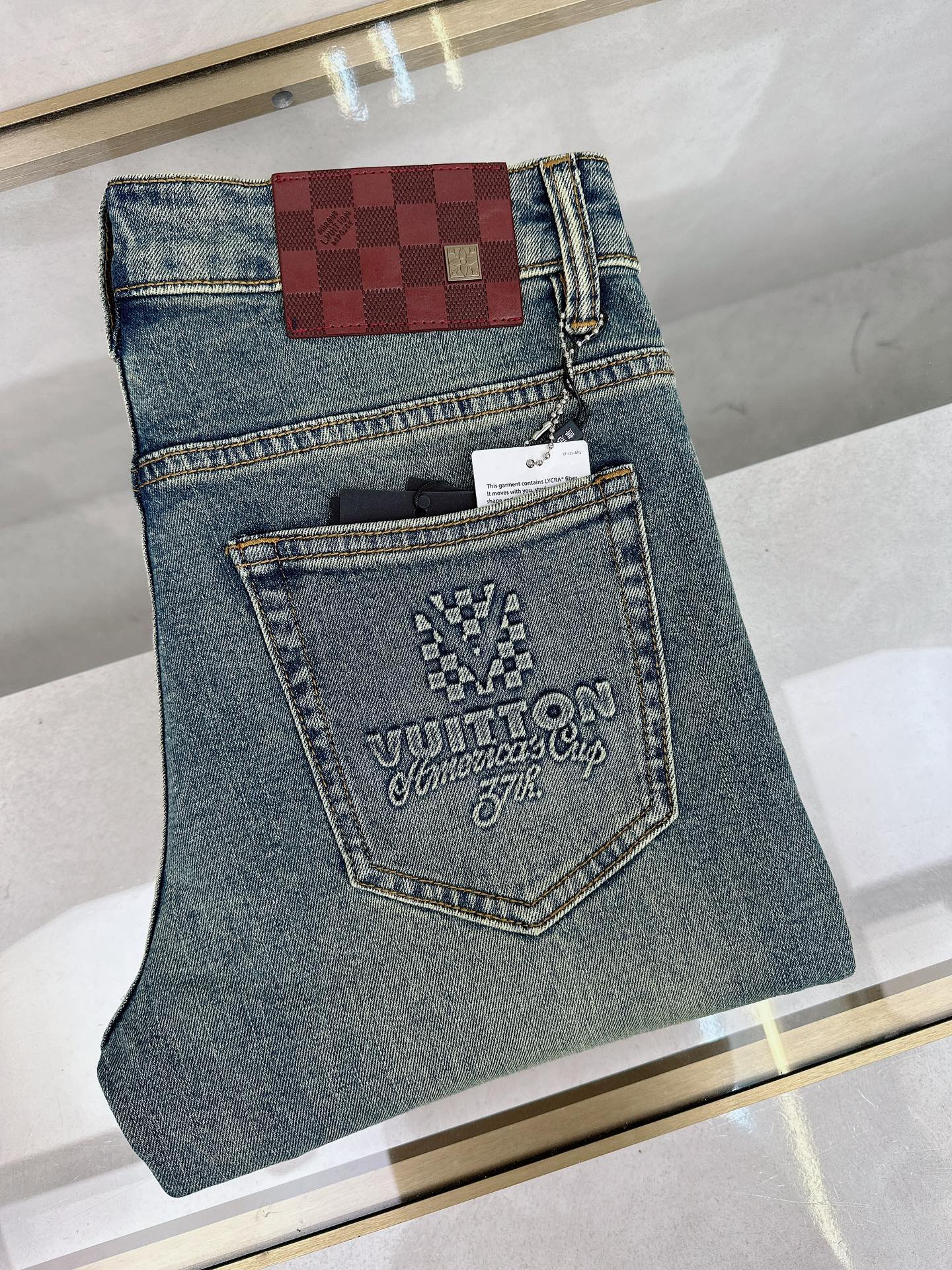 NO:121116,LV 2025 early spring new model is available in stock, original single hot jeans super customized model, original hardware, super heavy industry technology, excellent version, impeccable details!  The style is not picky, it is very high-end, and the good products are not waiting for everyone. Take a look at it and start quickly. Size 28-36, louis vuitton, jeans, alexander wang19860909LV 2025早春新款现货上市,原单爆款牛仔裤超级定制款,原版五金,超级重工工艺,版型超赞细节做工无可挑剔！款式不挑人,特别高档,好货不等人,看中赶紧下手,尺码28-36,,louis vuitton,jeans,alexander wang,Men's clothing