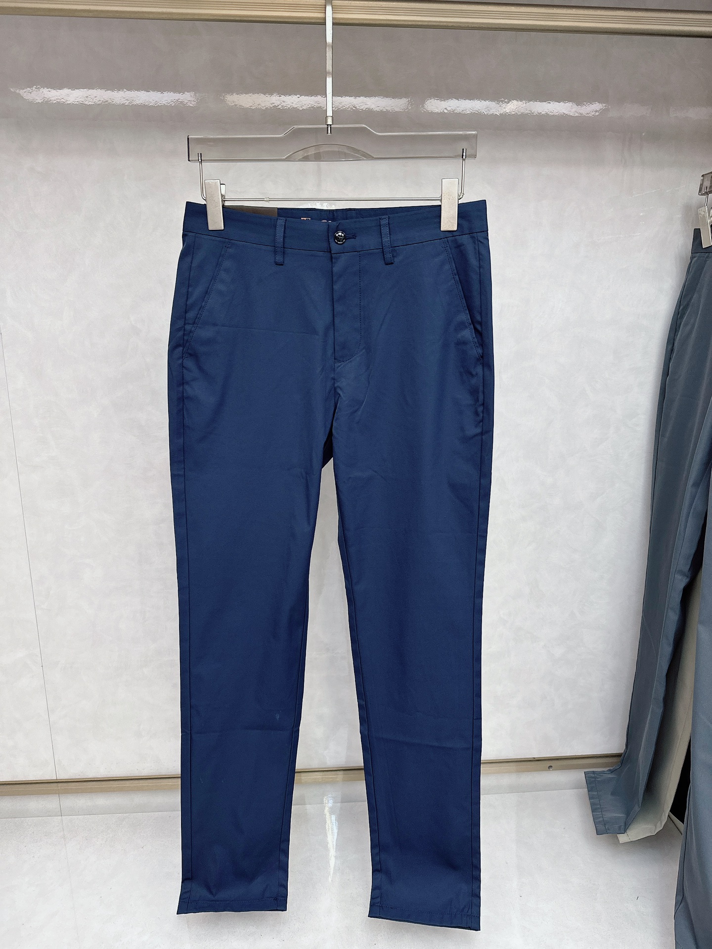  Lss春夏新品，官网同步有售，男士高端商务休闲西裤，高端进口面料，带弹力，后兜采用今年最新款五金配件点