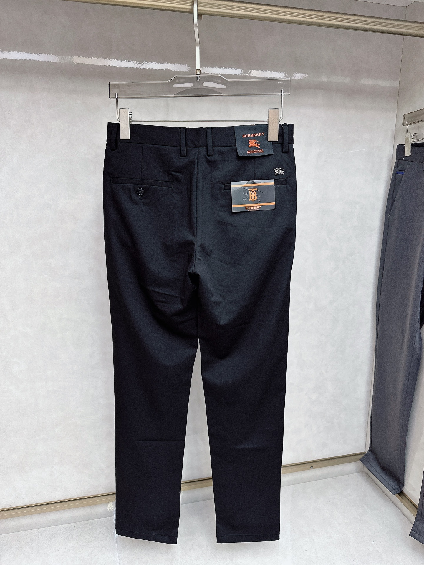  巴宝莉 2025ss春夏新品，官网同步有售，男士高端商务休闲西裤，高端进口面料，带弹力，后兜采用今年最