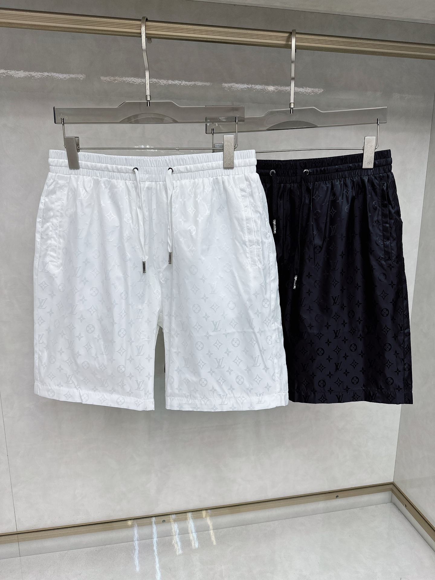 NO:123508,LV spring and summer new shorts, fashionable casual pants, brand classic logo, excellent comfort, strong hand touch. Very high recognition Custom imported fabric, fresh color, fine workmanship ~ Super good body 【code number】 M - 3xl,,louis vuitton, shorts,alexander wang19860909LV 春夏新款短裤 时尚休闲裤 品牌经典LOGO ,舒适度极好,手触感强烈.辨识度极高 定制进口面料 色泽清新 做工精细 ～上身超赞【码数】 M - 3xl,,louis vuitton,shorts,alexander wang,Men's clothing