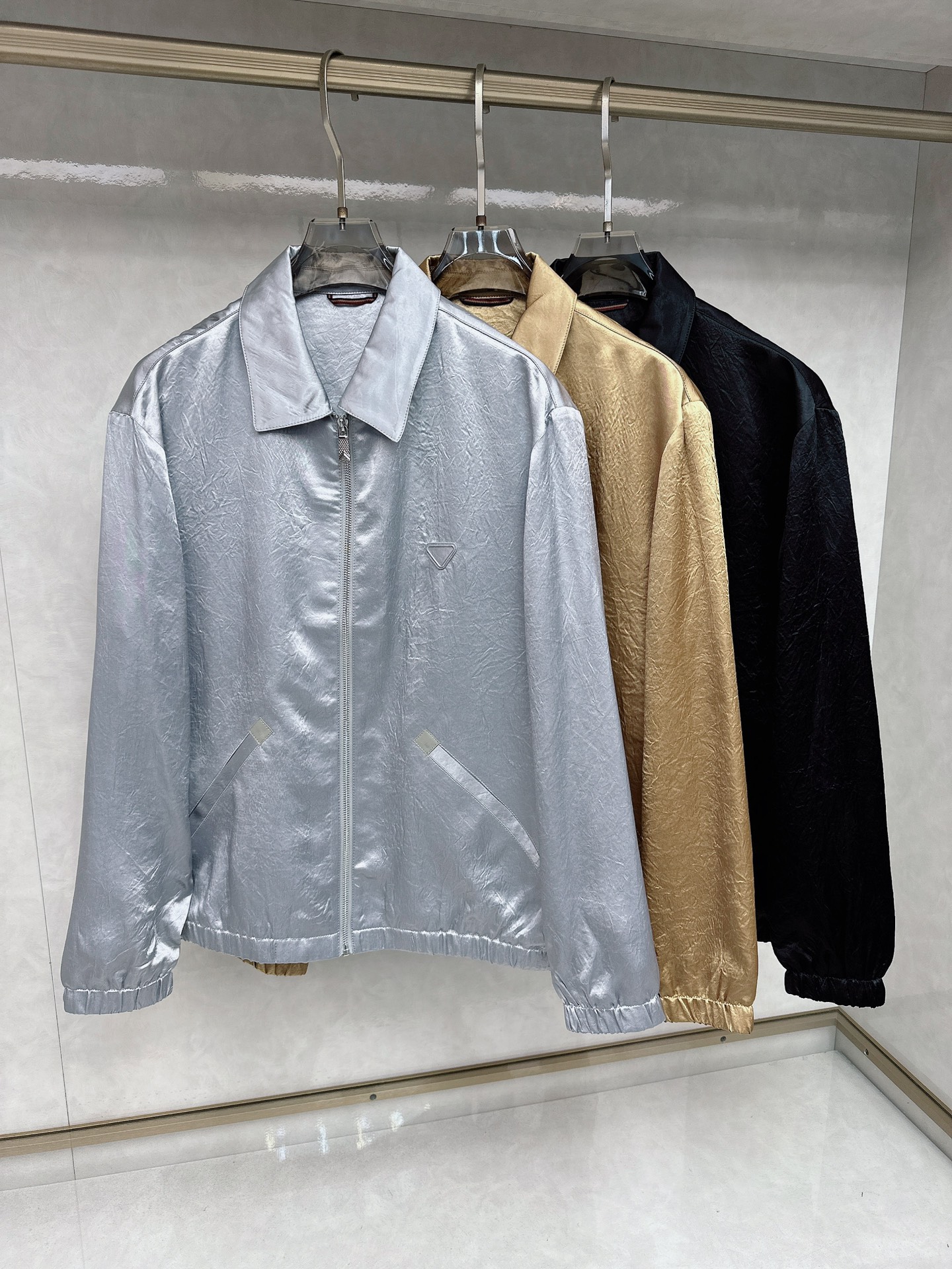 NO:123509,Prada Spring new jacket Original 1:1 custom hardware accessories are fully imported and customized. Welcome to the counter comparison. Super soft Super heavy fabric has a perfect fit. Pay attention to the super comfortable fabric. Exclusive model. Non-market goods. Same size for men and women. M-XXXL,,prada, jackets & coats,alexander wang19860909普拉达 春款新款夹克 原版1:1订制五金配件全进口原版定制 欢迎专柜对比 超柔软 超级重面料做工杠杠的版型完美 注意面料超舒服 独家款 非市场货 男女同款尺码M一XXXL,,prada,jackets & coats,alexander wang,Men's clothing