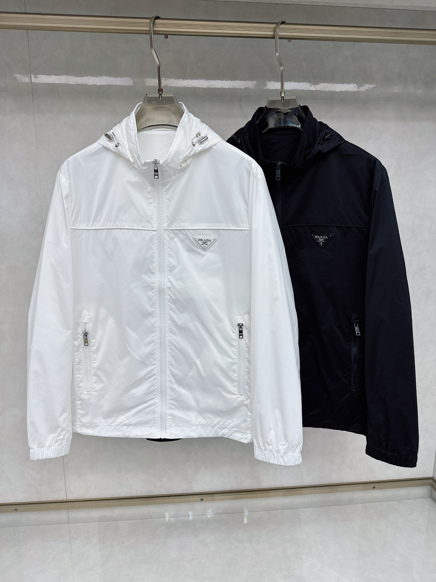 NO:123515,Prada Spring new jacket Original 1:1 custom hardware accessories are fully imported and customized. Welcome to the counter comparison. Super soft Super heavy fabric has a perfect fit. Pay attention to the super comfortable fabric. Exclusive model. Non-market goods. Same size for men and women. M-XXXL,,prada, jackets & coats,alexander wang19860909普拉达 春款新款夹克 原版1:1订制五金配件全进口原版定制 欢迎专柜对比 超柔软 超级重面料做工杠杠的版型完美 注意面料超舒服 独家款 非市场货 男女同款尺码M一XXXL,,prada,jackets & coats,alexander wang,Men's clothing