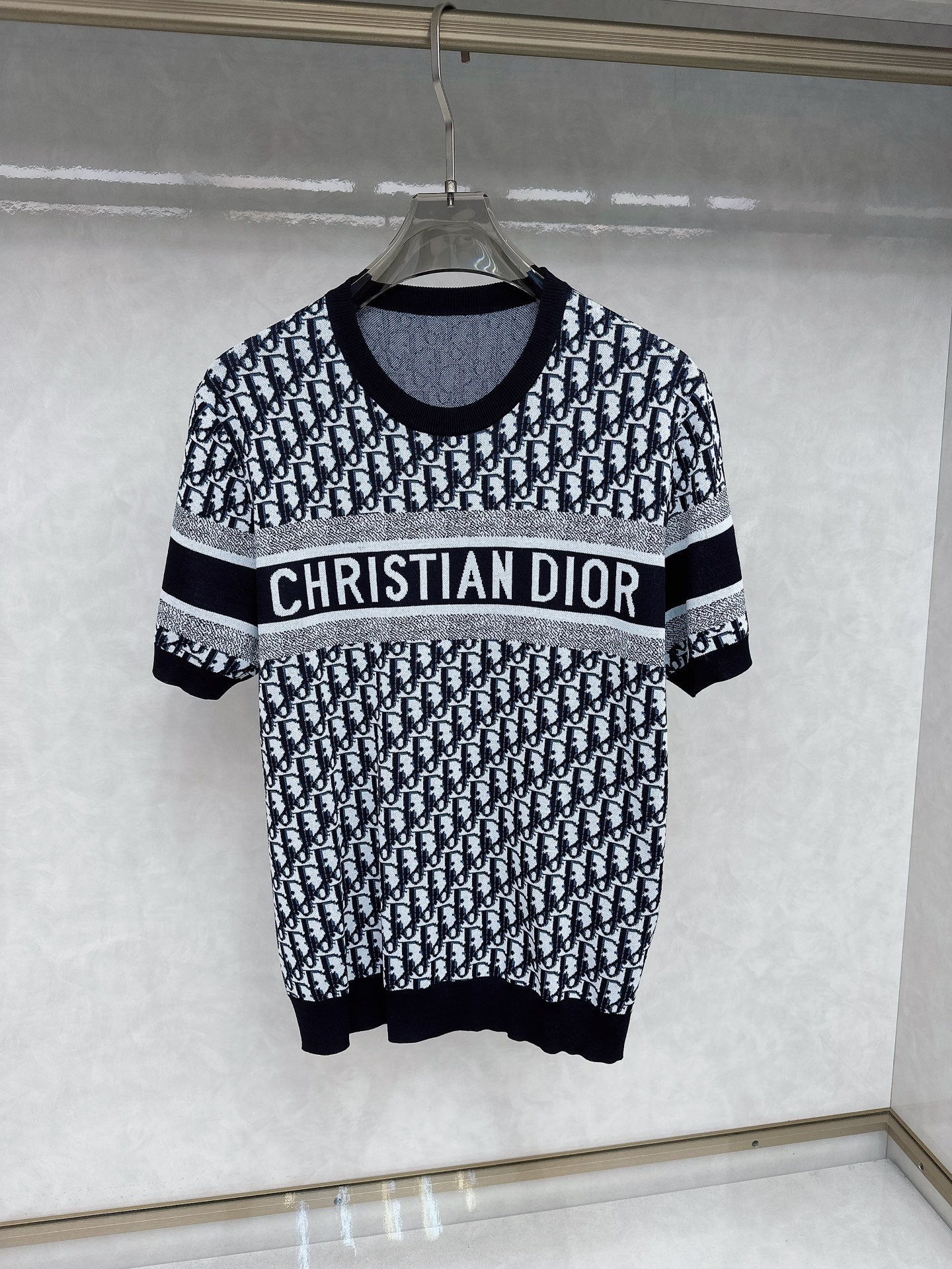 NO:123516,Dior's new spring and summer knitted short-sleeved T-shirts for men and women are released simultaneously in the counter!  Customized exclusive knitted Yili original fabric!  Designed with logo crochet technology!  Simple and generous, calm and versatile, extremely high-end, perfectly integrated with fashion and style, a top fashionable style that perfectly suits the outside wear!  The overall feeling is natural!  The ultimate classic versatile short-sleeved T-shirt adopts the latest three-dimensional letter logo pattern crochet design!  The ultimate perfection of heavy industry!  Fans who pursue high quality are please buy them by themselves, and all fans who know the goods are invited to appreciate this model together!  !  Size M-3XL, Dior, T-shirt,tees, t-shirt,alexander wang19860909迪奥 春夏新款男女同款针织短袖T恤,专柜同步发售！定制专属针织伊力原版面料！采用logo钩织工艺设计！简约特大方,从容百搭,档次极高,完美融入时尚还有风情感一款完美符合外穿的顶尖时髦气质款！整体给人浑然天成的感觉！极致经典的百搭型短袖T恤,采用最新的立体字母logo图案钩织设计！极致的重工极致的完美！追求高品质的粉丝们请自行抢购,诚邀所有识货的粉丝一同鉴赏此款！！尺码M-3XL,,dior,T-shirt,tees，t-shirt,alexander wang,Men's clothing