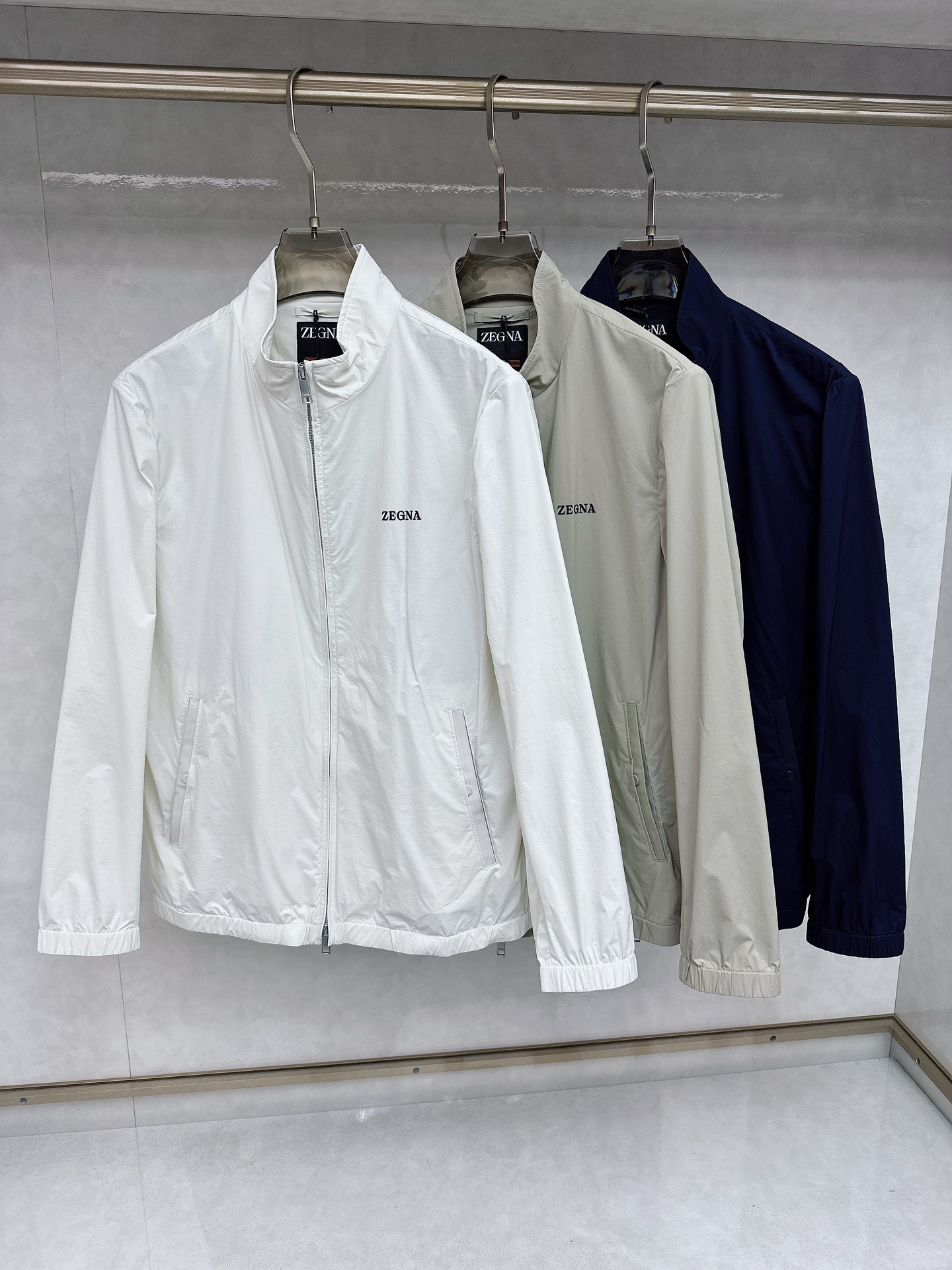 NO:123527,Jenia's new thin windbreaker jacket, imported Italian fabrics are fashionable. The European counter is synchronized, and the upper body is more casual and elegant. The counter original hardware is luxurious and high-end customized new work!  Luxury brand characteristics logo embellishment design, the highest quality shipment in the market, original auxiliary materials, the ultimate luxury!  Soft and comfortable. The upper body is so handsome!  Suitable for any scene!  Number of codes: 48-56, zegna, jackets & coats, alexander wang19860909杰尼亚 新款薄款风衣外套 意大利进口面料时尚.欧洲专柜同步,上身更随意大方,专柜原版五金奢华高档定制新作！奢华品牌特质logo点缀设计,市场最高品质出货、原版辅料,奢华极致！柔软舒适.上身爆帅！适合任意场景！码数:48—56,,zegna,jackets & coats,alexander wang,Men's clothing