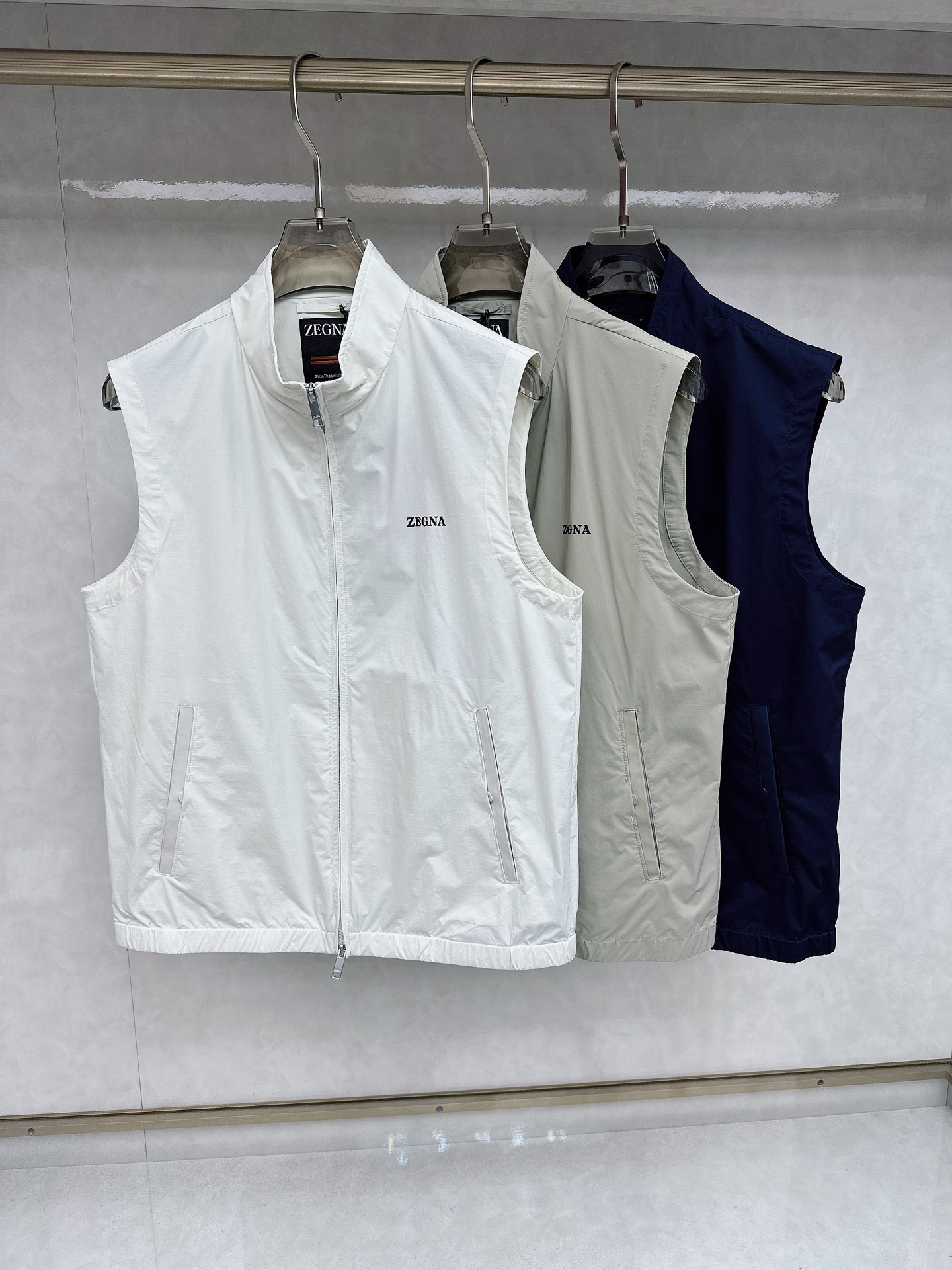 NO:123530,The 25SS thin series of men's wardrobe is a must-have choice!  The three-dimensional slim cut is used to easily outline a straight figure and is clean and neat. The classic small stand-up collar design shows the long and beautiful neck lines and highlights the masculine charm. The selected fabric weaving process makes it wear-resistant and elastic, and the upper body feels comfortable. Details The front chest silicone Zegna logo brand logo, the double-stranded line increases the overall layering. The workmanship is very fine, and whether it is the neckline, cuffs or hem, it is handled just right, allowing you to show a high-quality attitude towards life in the details. Light and transparent, and both texture. It can be shaded and sun protection, or layered and mixed, the first treasure item in the wardrobe!  Colors are navy blue, khaki, beige. Number of codes is 48-56. (M-3XL), zegna, alexander wang19860909杰尼亚 25SS轻薄系列男士衣橱的必备之选！ 采用立体修身剪裁,轻松勾勒出挺拔身姿,干净利落 经典小立领设计,展现出颈部线条修长美感,凸显男性魅力.精选面料梭织工艺使耐磨且有弹力,上身舒适感满满 细节之处 前幅胸前硅胶Zegna标志品牌logo,双股走线为整体增加层次感.做工非常精细,无论是领口、袖口还是下摆,都处理得恰到好处,让你在细节之处也能展现出高品质的生活态度. 轻透又兼具质感 可遮阳防晒,也可叠穿混搭,衣橱首选的宝藏单品！ 颜色藏蓝色,卡其色,米白色 码数48-56.(M-3XL),,zegna,alexander wang,Men's clothing