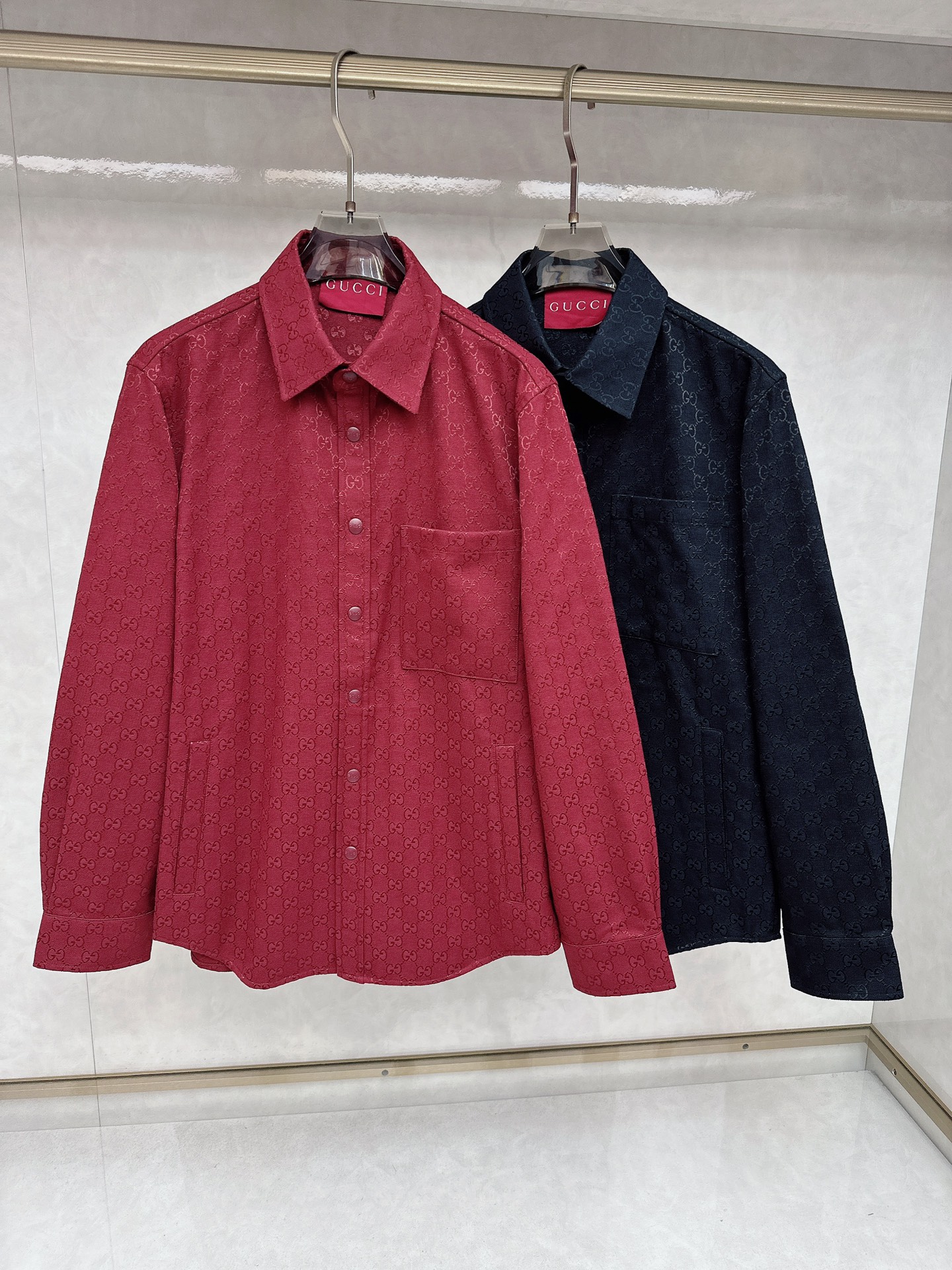 NO:123536,Guqi New style of presbyopia full-print jacquard shirt jacket, fixed warp yarn 7 sailo spinning, 10 nylon blend polyester fabric, imported large rapier machine color spinning jacquard technology, jacquard full-print pattern. Compared with the flower cut sheet, the placket is parallel to the left and right, the sewing is blocked and spliced ​​by a precision CNC composite twister, and the individual manual cutting sheet is neat and extremely large toll-free. Metal paint lettering buttons and snaps, front patch pocket hem, arc-shaped tailoring, classic lapel design, straight shirt style cut, three-dimensional and stylish on the upper body, and not picky. Size S-XL The next day,, jackets & coats,shirts,alexander wang19860909古奇 新款老花满印提花衬衫外套,定织经纱7支赛络纺,纬纱10支尼龙混纺聚酯纤维面料,进口大剑杆机色纺提花工艺,提花老花满印图案.对照花位裁片,门襟左右平行对位,缝纫由精密数控复合捻线机进行封锁拼接工艺,单独人工裁片做到整齐对损耗极大.金属烤漆刻字纽扣按扣开合,正面贴布口袋下摆弧形剪裁,经典翻领设计,直筒衬衣版型剪裁,上身立体有型不挑人 尺码S-XL 隔天,,jackets & coats,shirts,alexander wang,Men's clothing